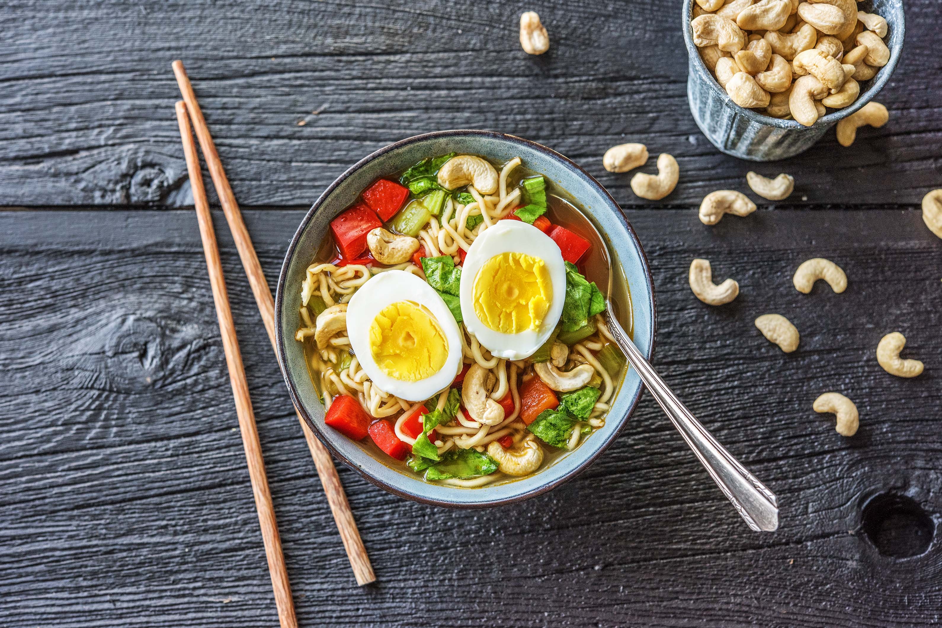 Soupe de nouilles asiatique au pak-choï et à l'oeuf