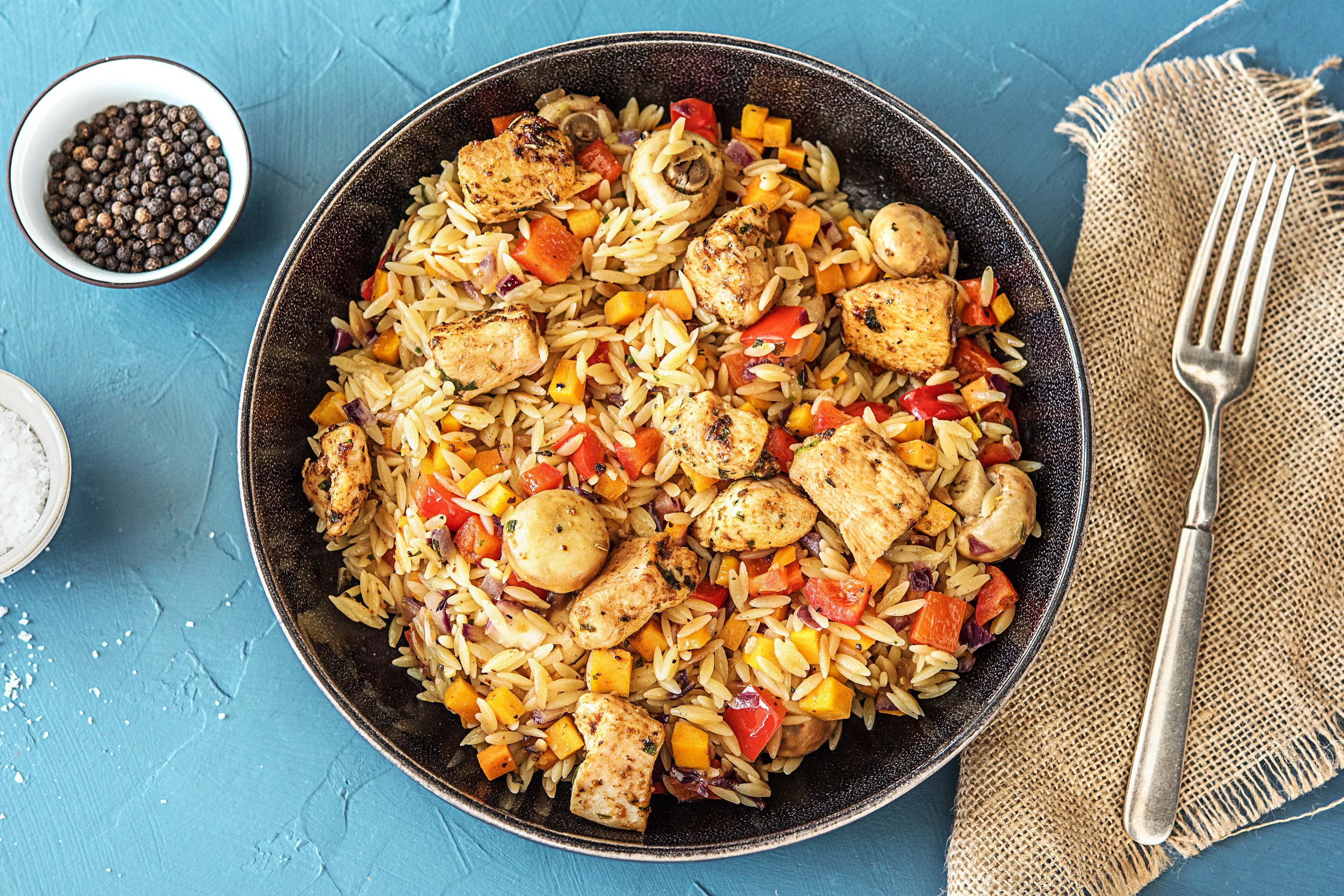 Orzo met gekruide kipfilet en verse oregano