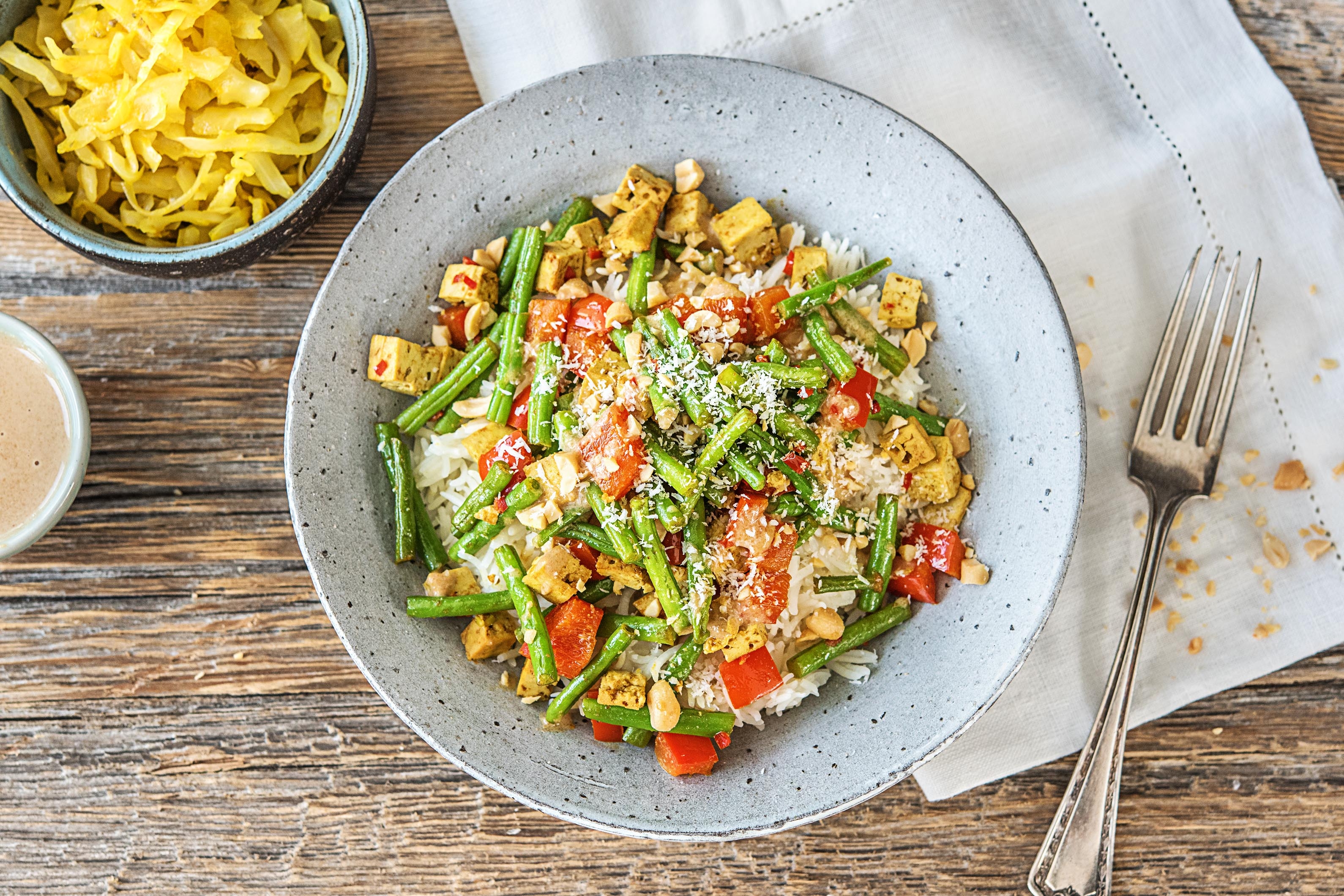 Kruidige tofu met rijst, groenten en pindasaus
