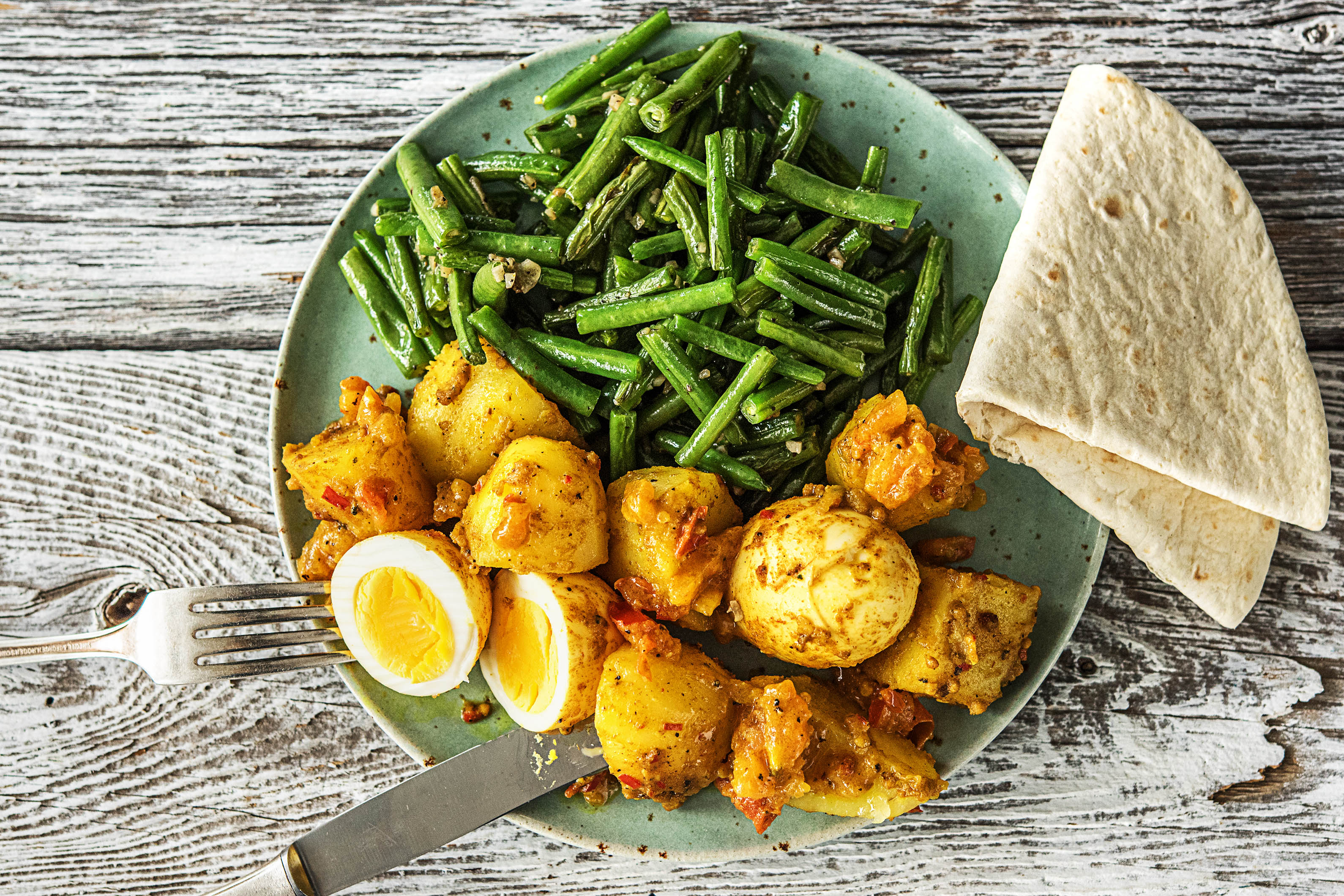 Roti, haricots verts et œuf au curry