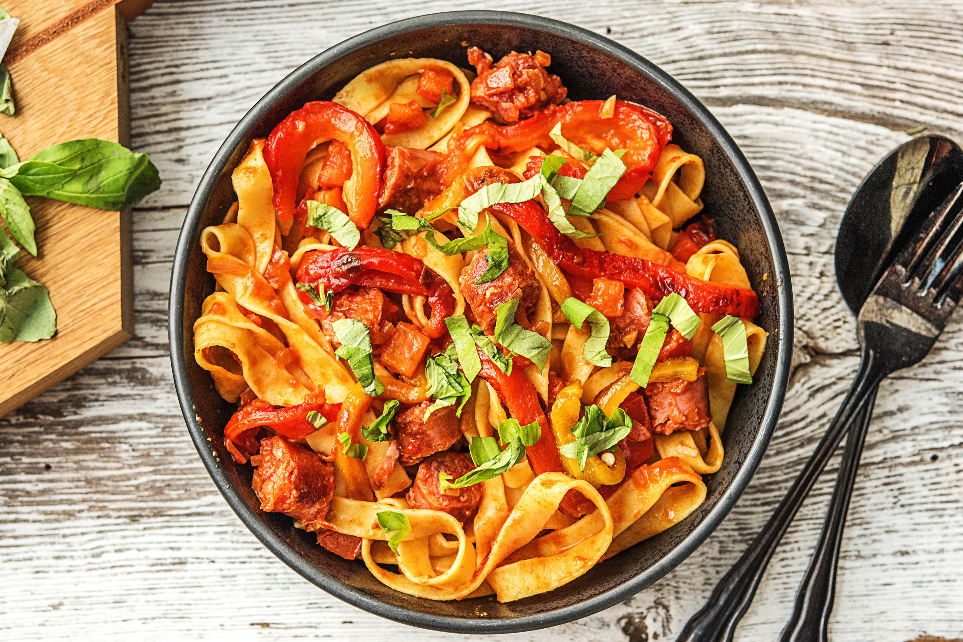 Fettucine aux chipolatas dans une sauce tomate piquante