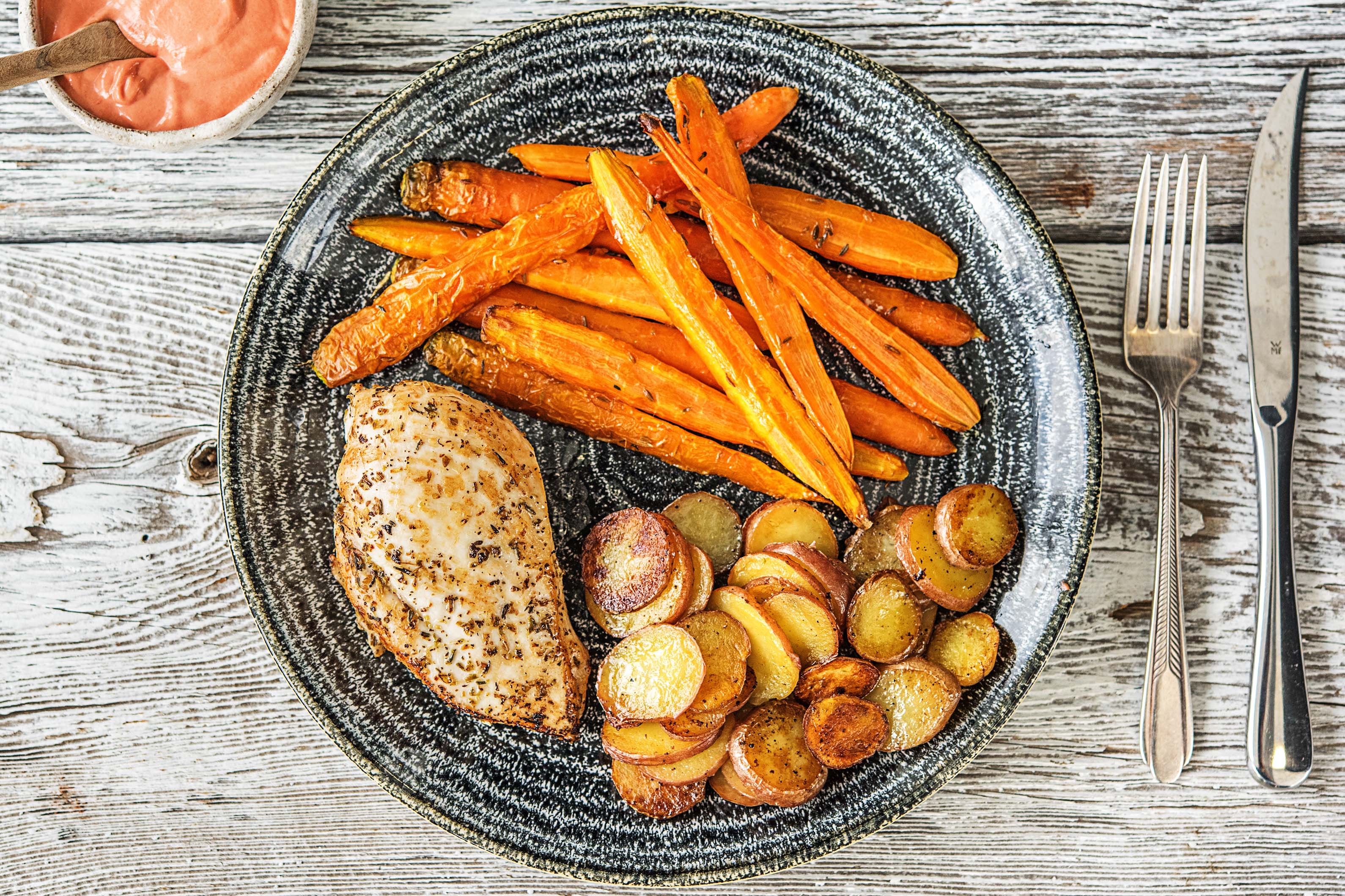 Kipfilet met bospeen en gebakken aardappelschijfjes