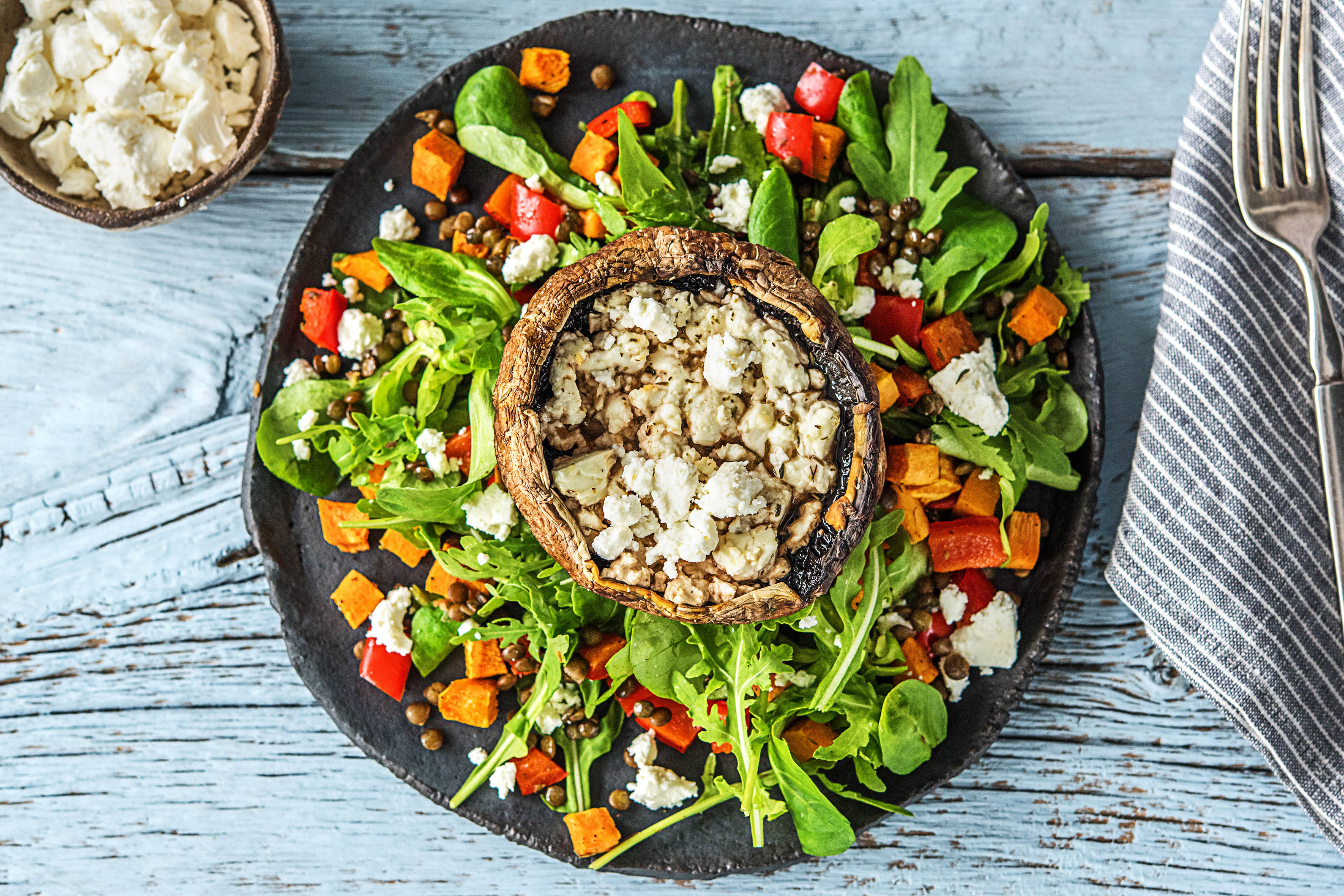 Portobellos farcis à la feta et salade