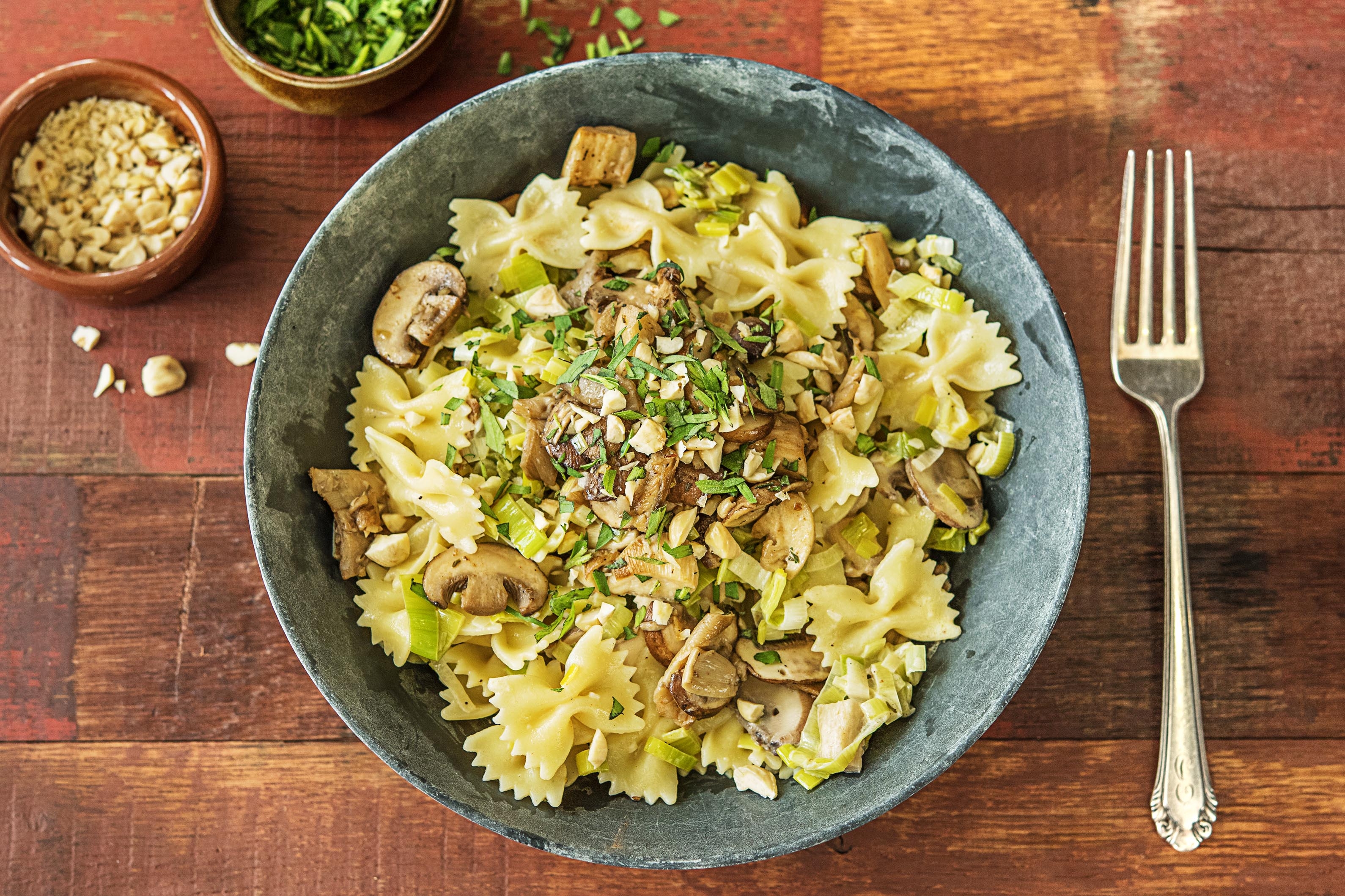 Farfalle dans une sauce à la crème et aux champignons