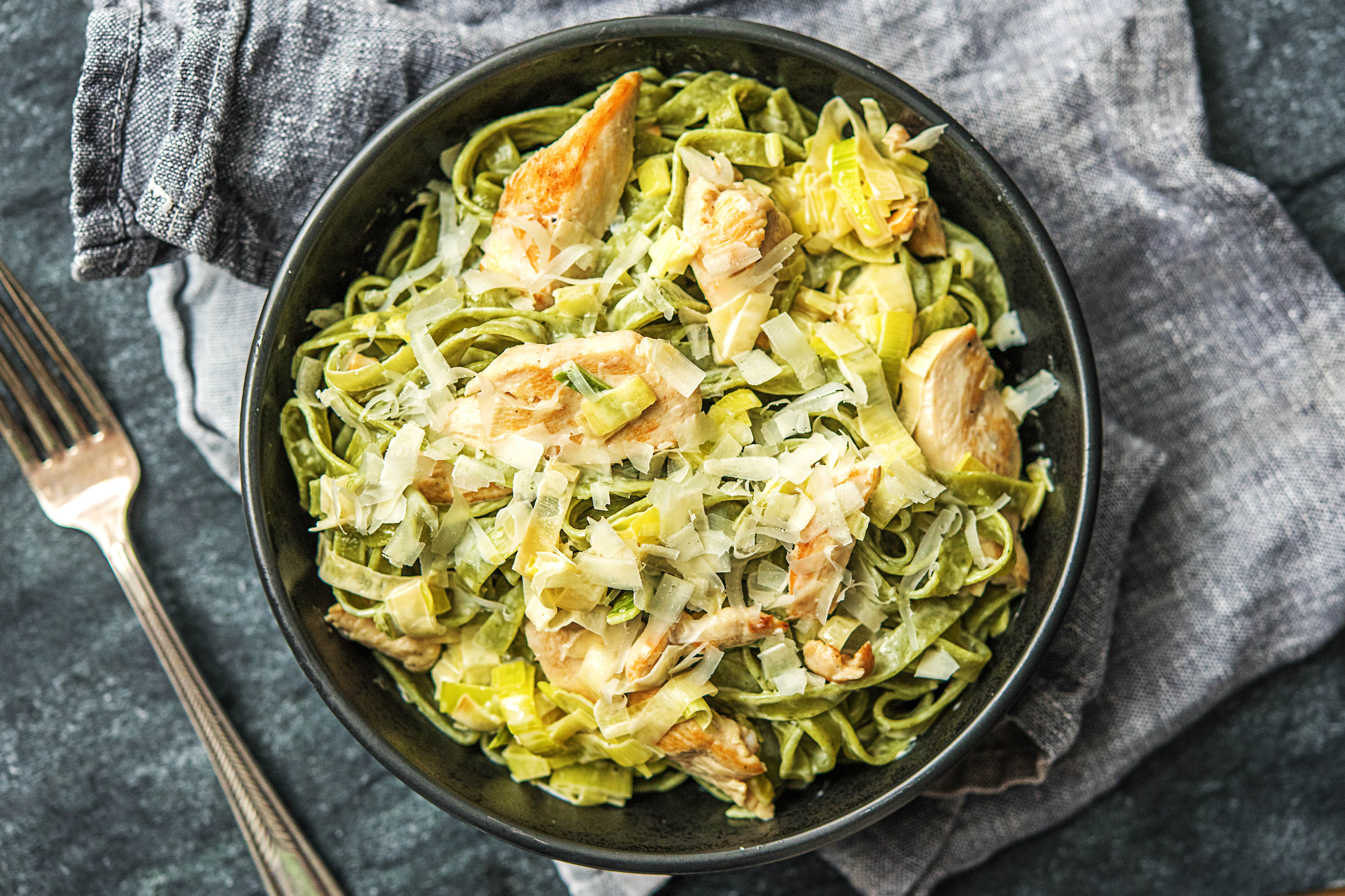 Poulet-Filets mit Spinat-Tagliatelle