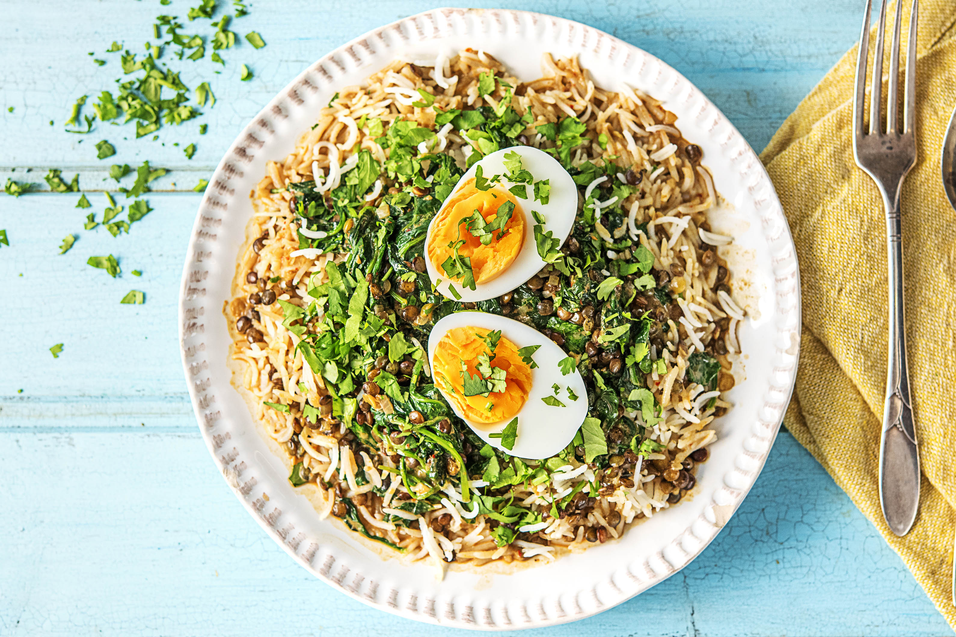 Linzencurry met spinazie en ei