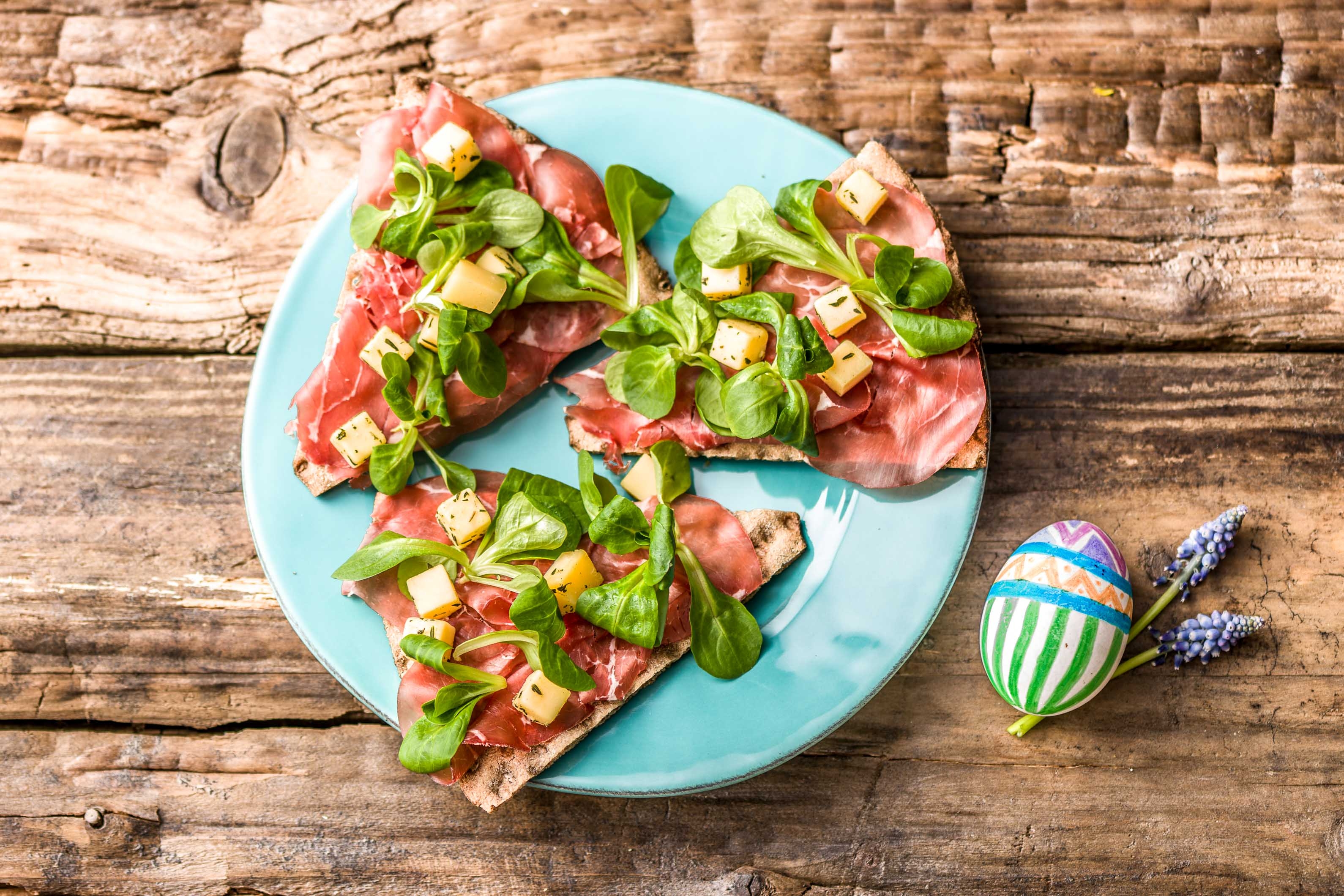 Crackers met kruidenkaas en ham