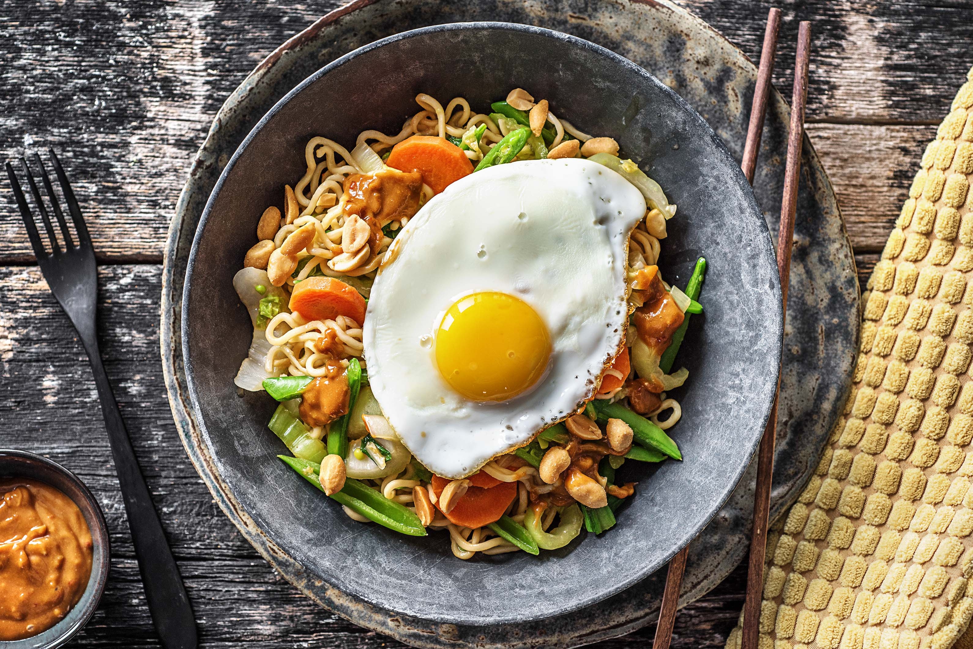 Noedels met zelfgemaakte pindasaus