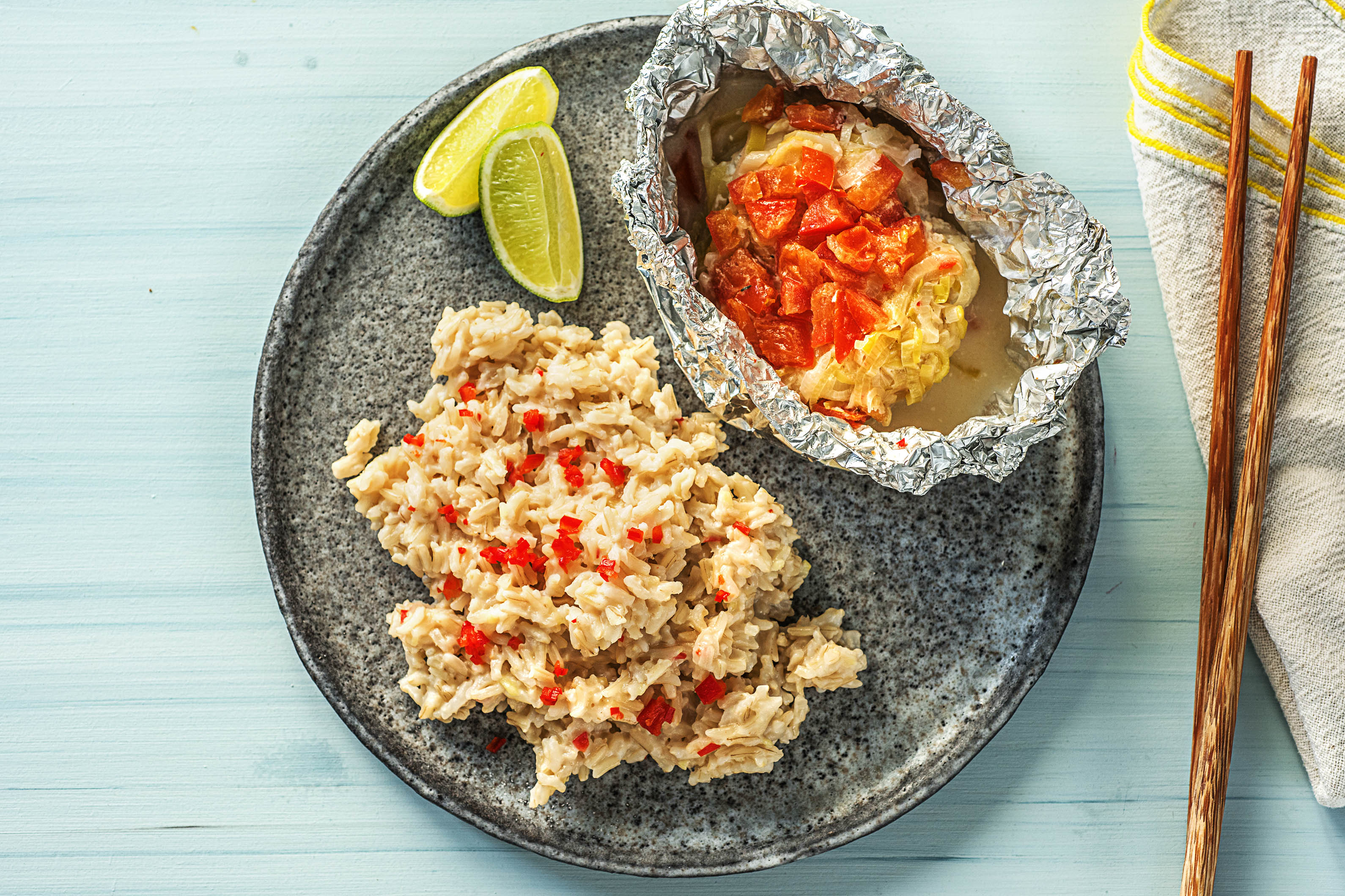 Papillote de poisson à l’orientale avec du poireau et de la tomate