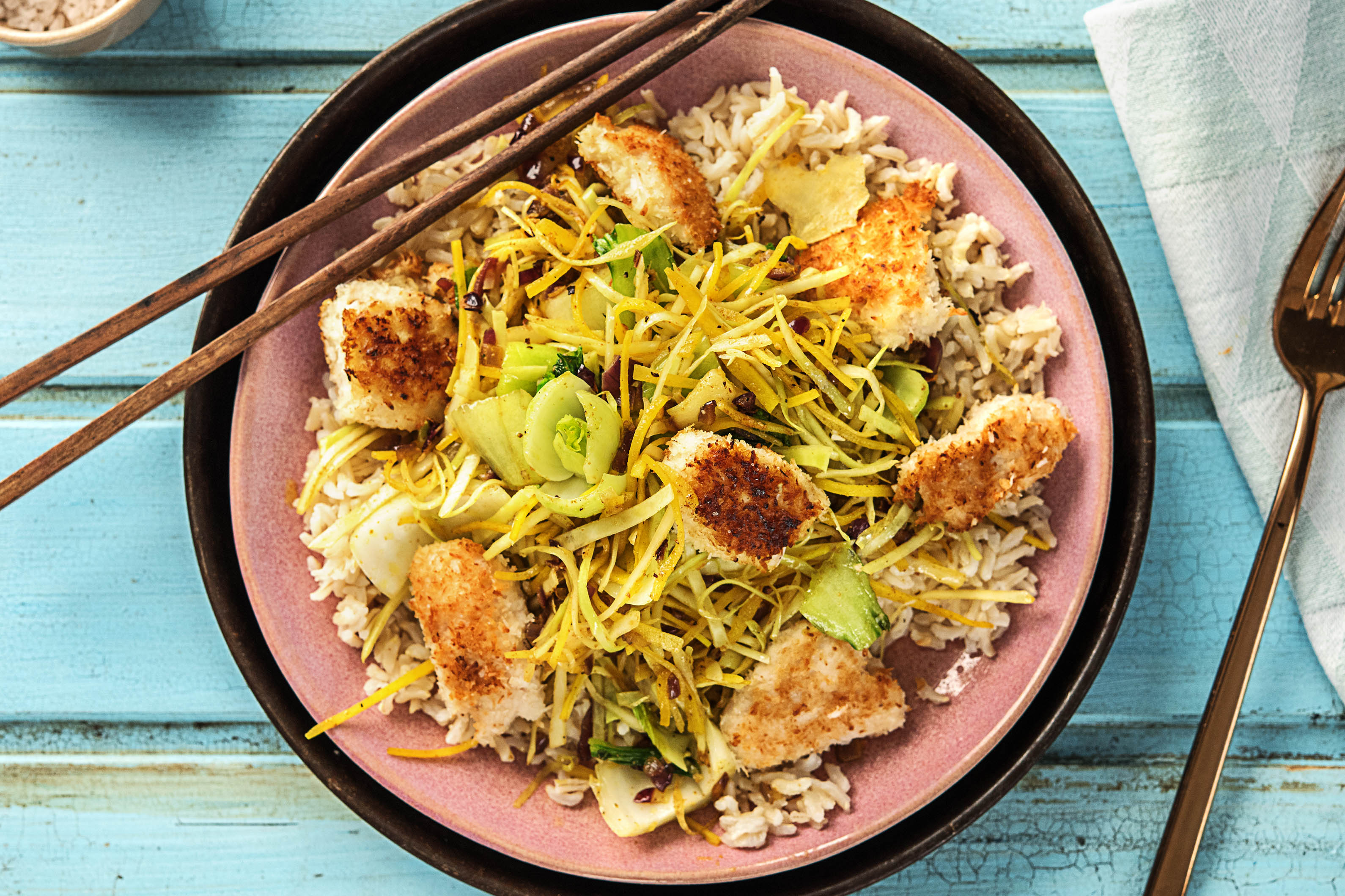 Knapperige kokoskip met currygroenten