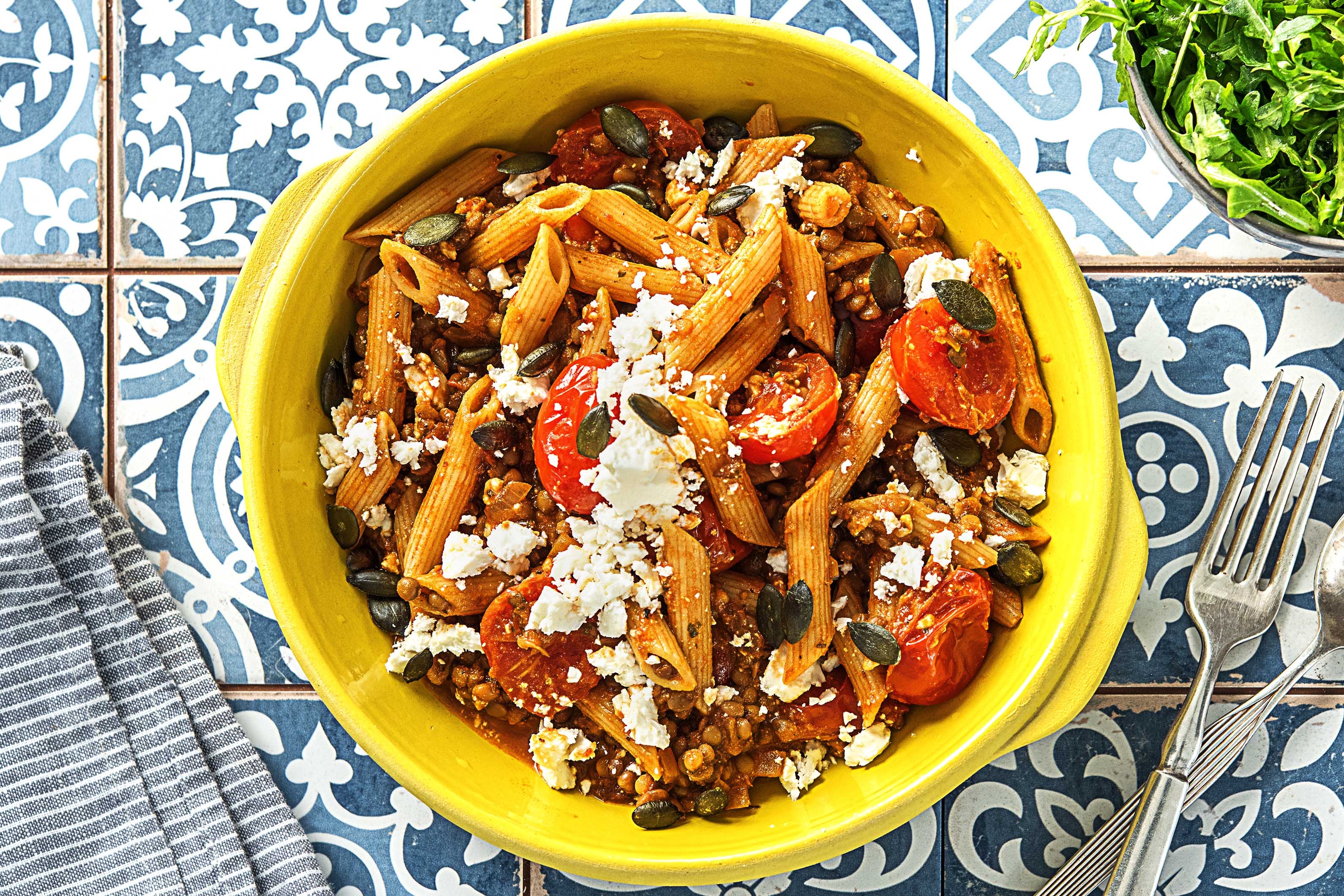 Penne met linzen-bolognesesaus en feta