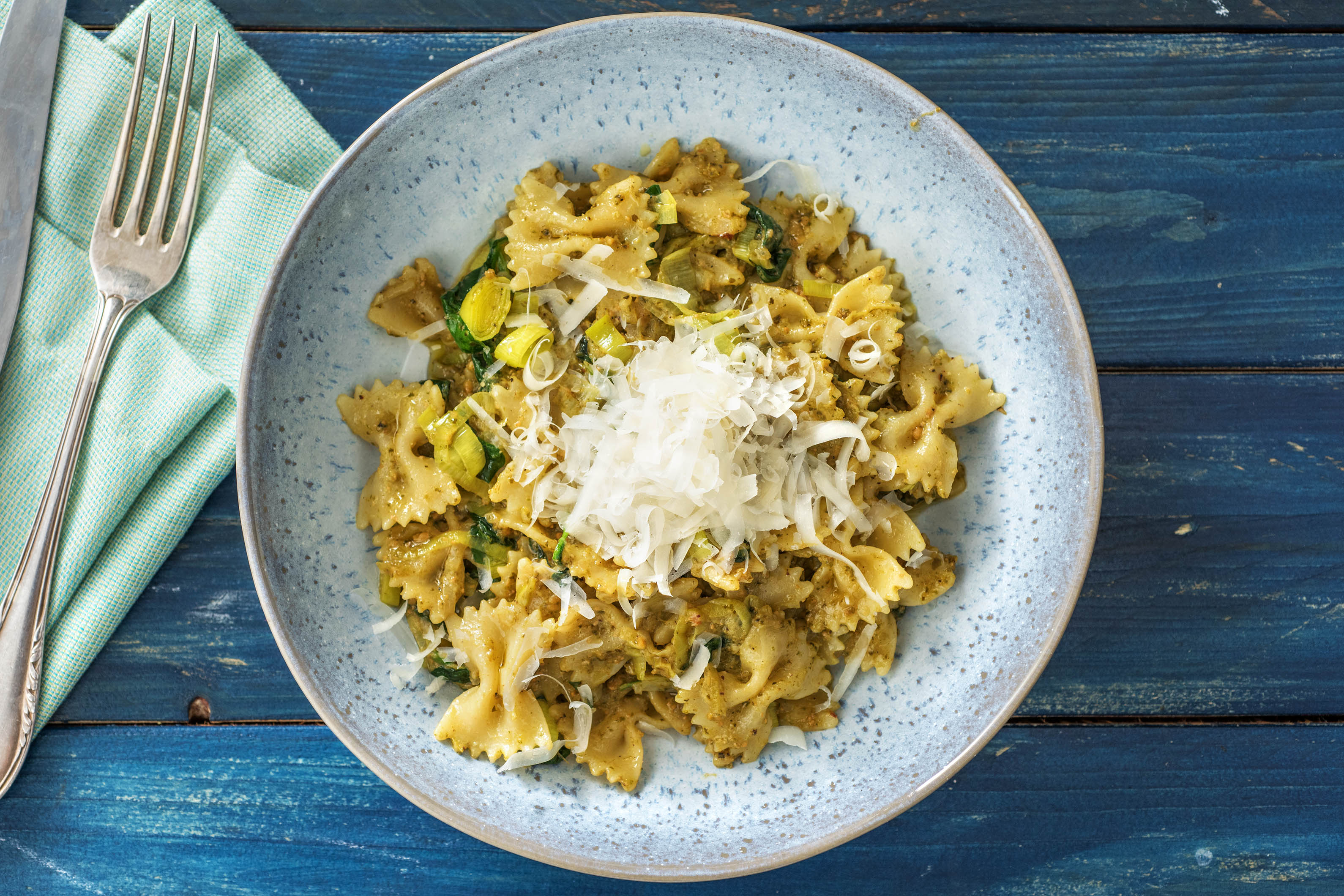 Farfalle met spinazie-preisaus