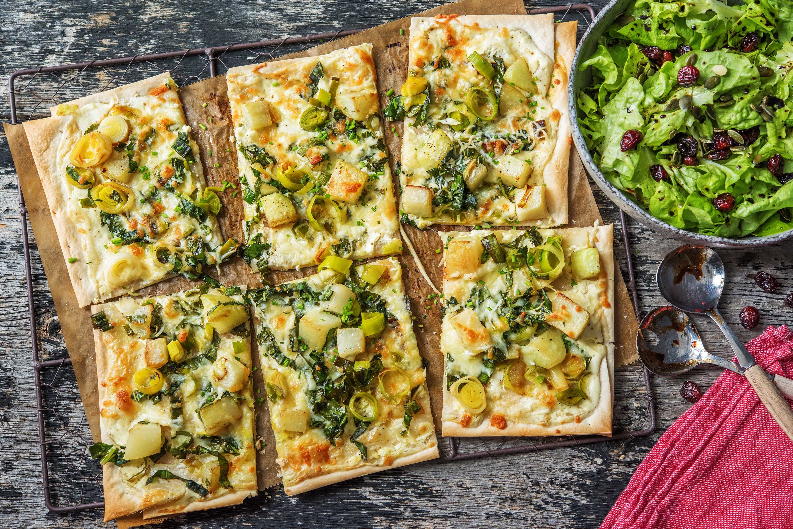 Knuspriger Kohlrabi-Porree-Flammkuchen,