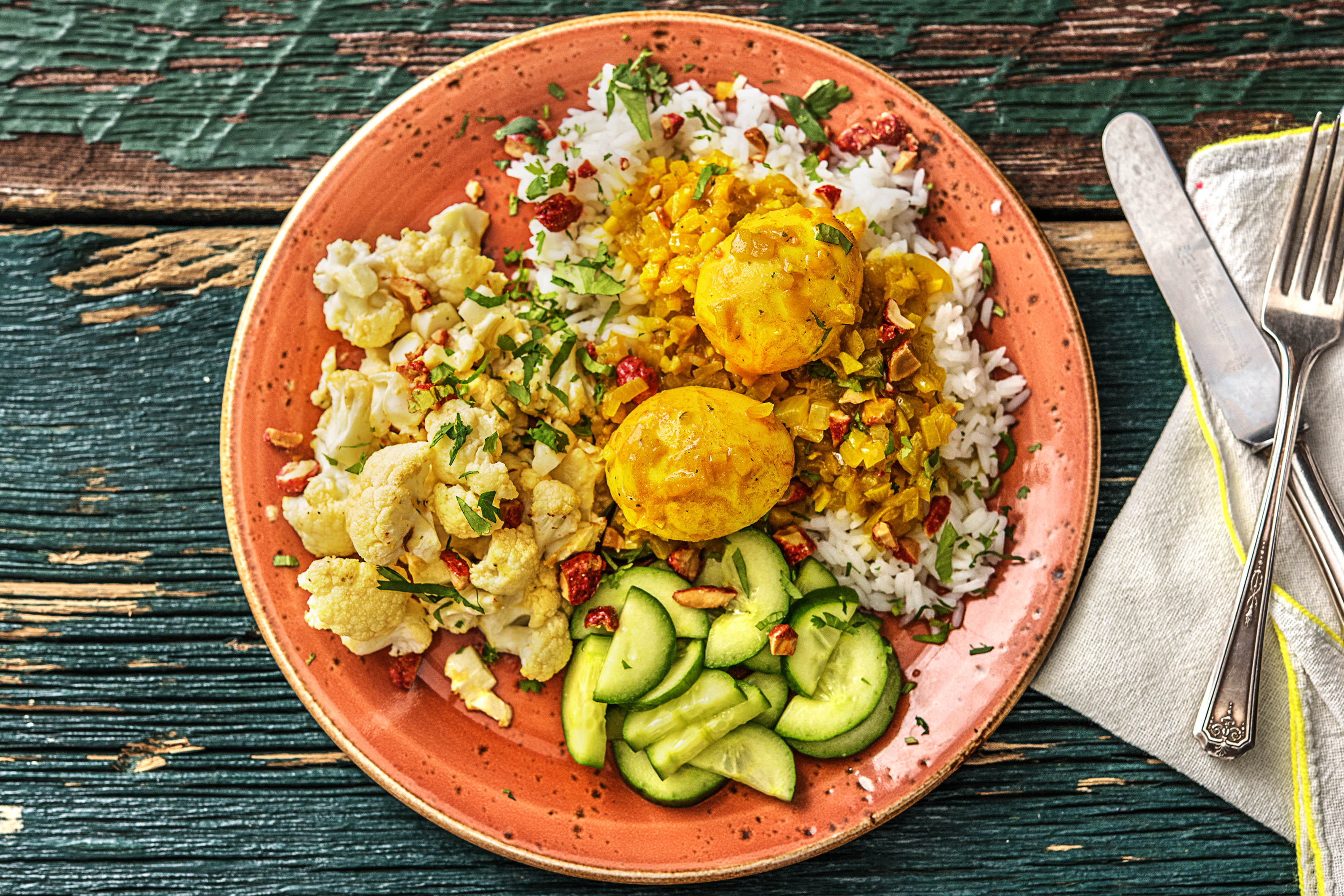 Curry met eieren en bloemkool