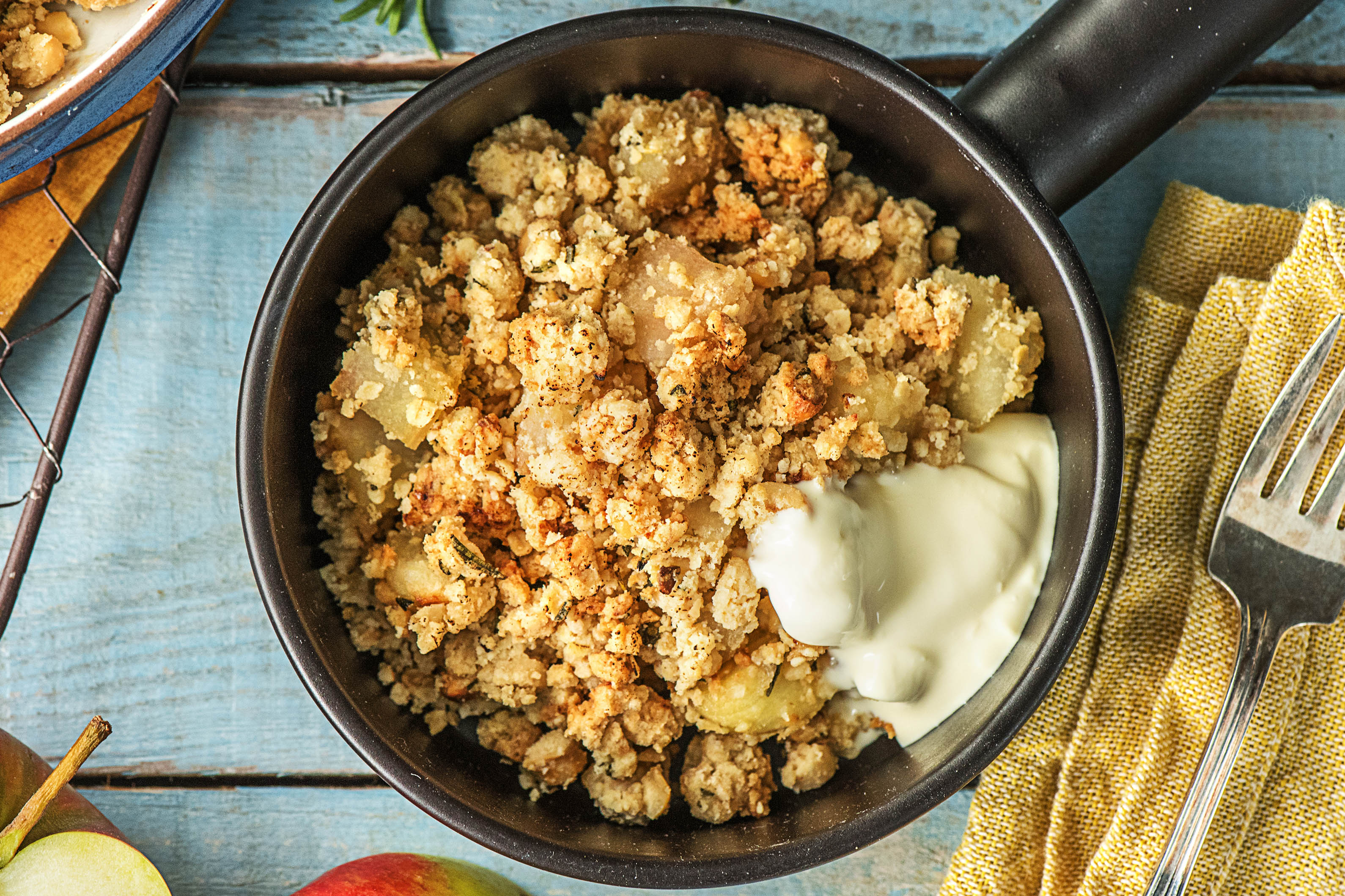 Crumble à la pomme et à la poire avec du romarin
