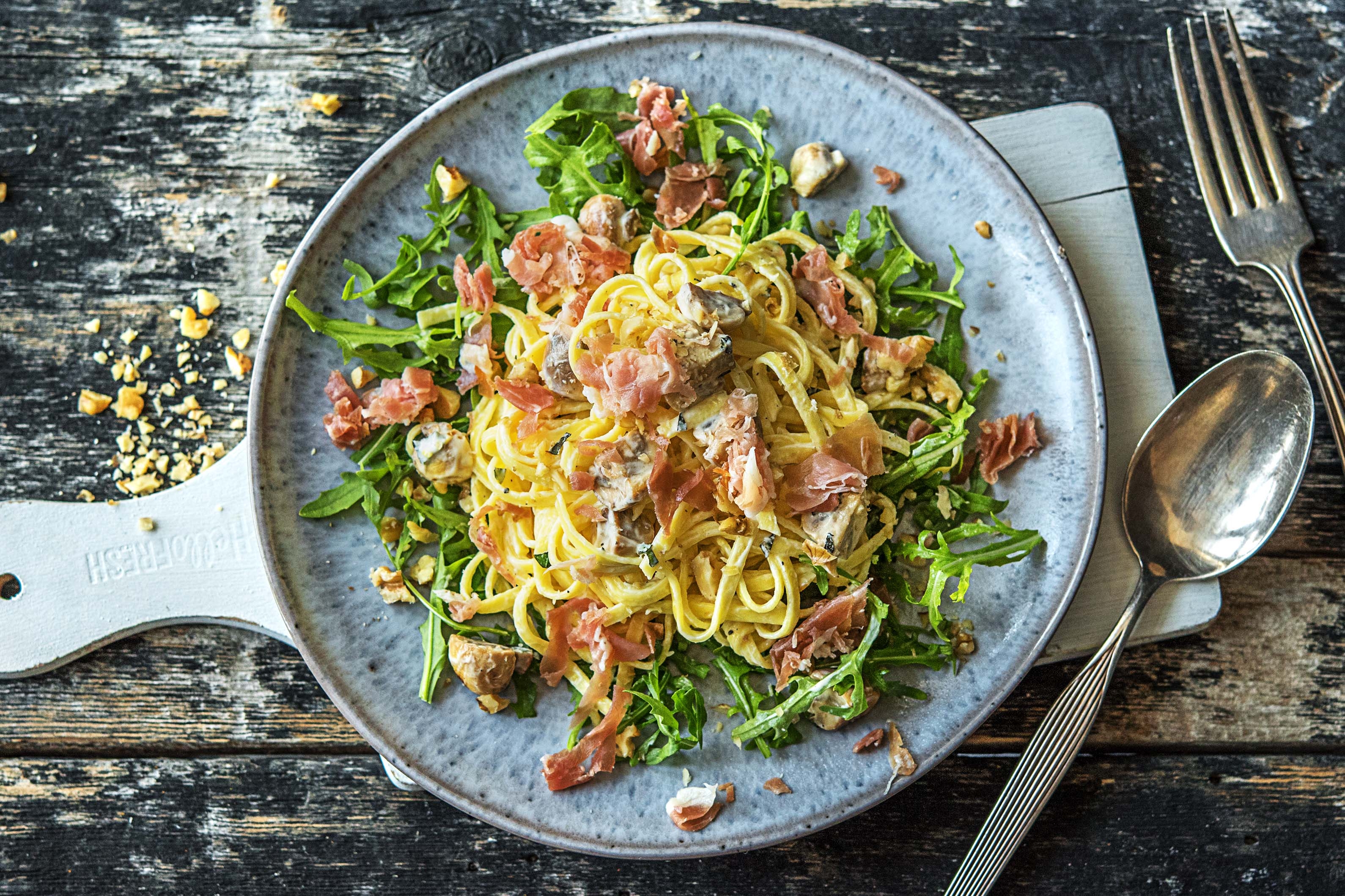 Fettuccine met roomsaus en serranoham