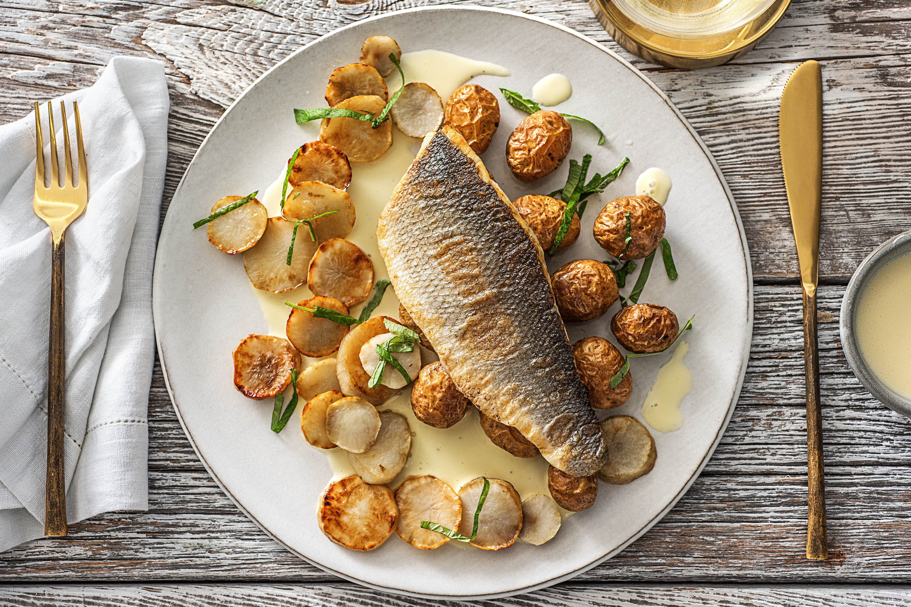 Bar poêlée et sauce à la crème citronnée