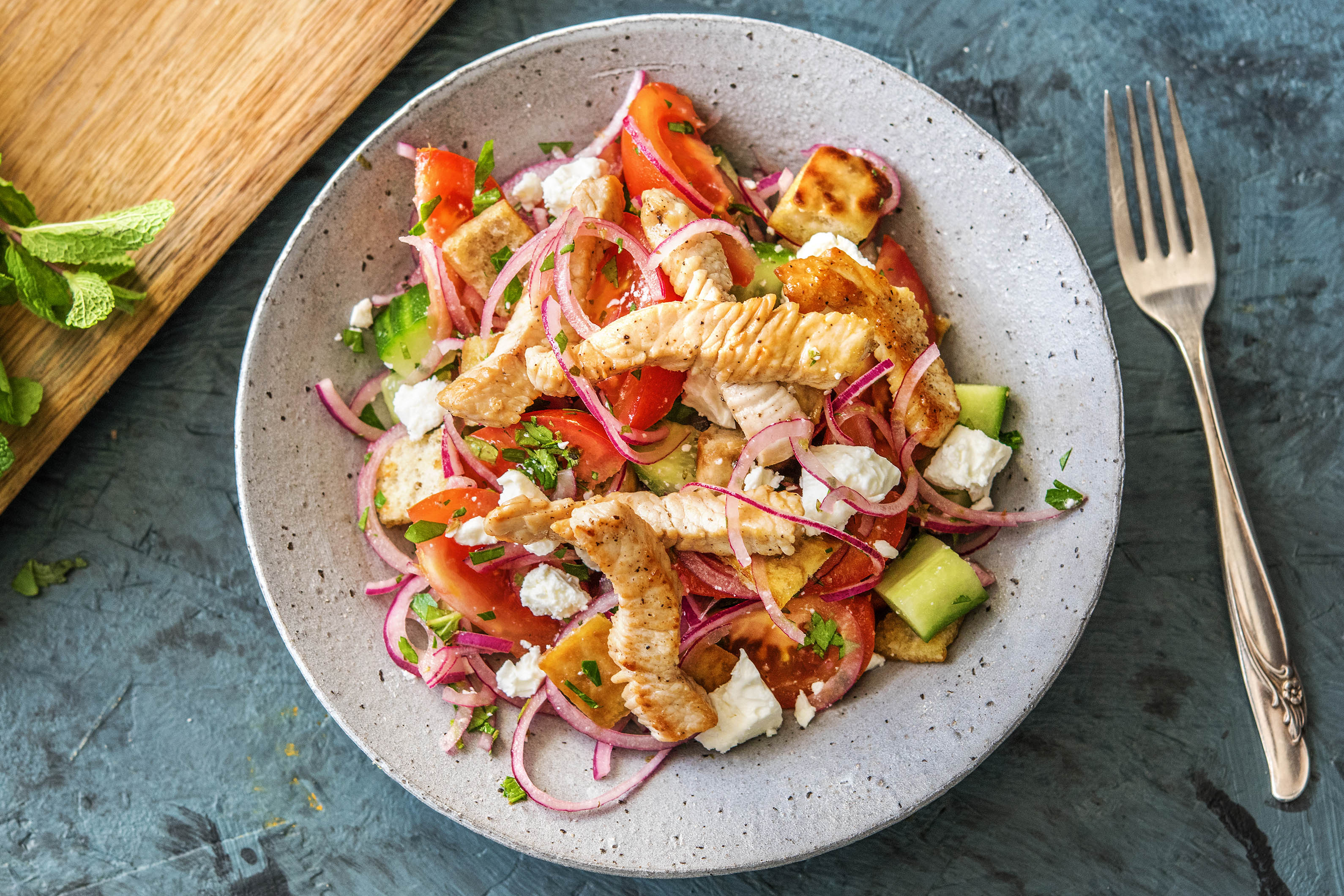 Hähnchenbrust auf griechischem Salat