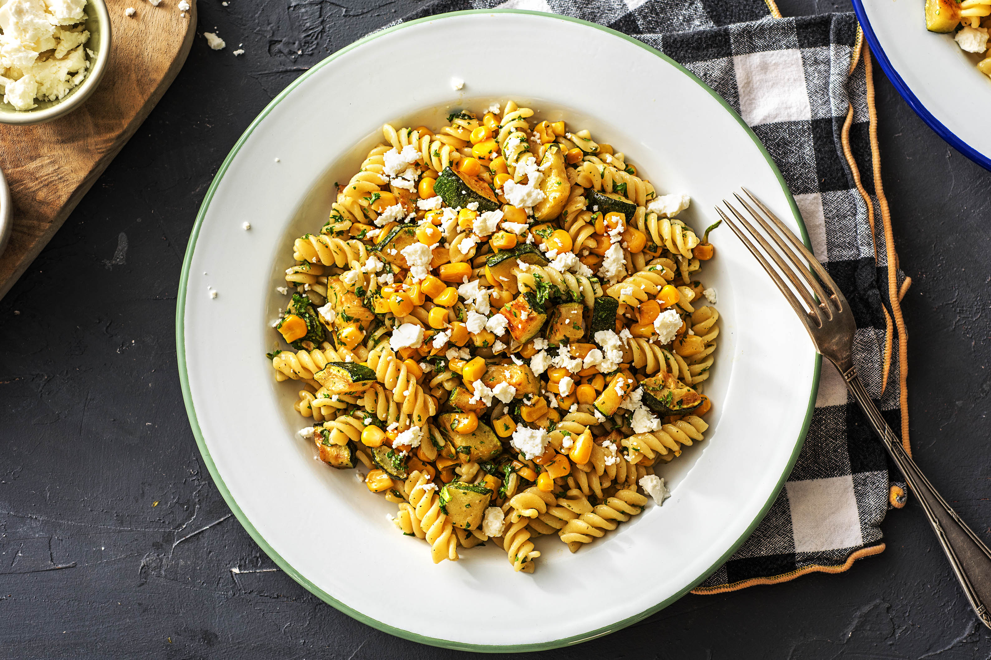Fusilli met mais, courgette en feta