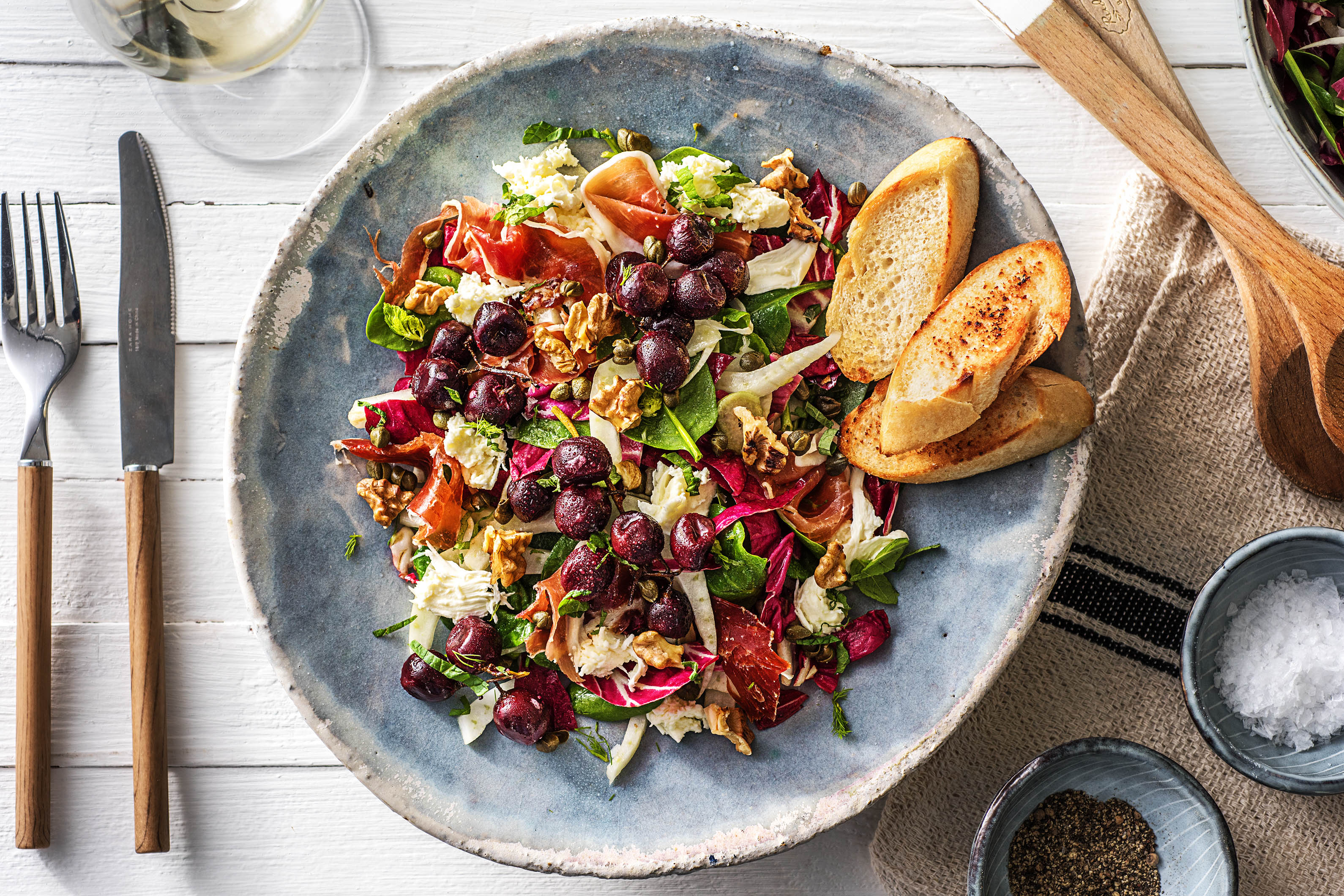 Salade met buffelmozzarella en serranoham