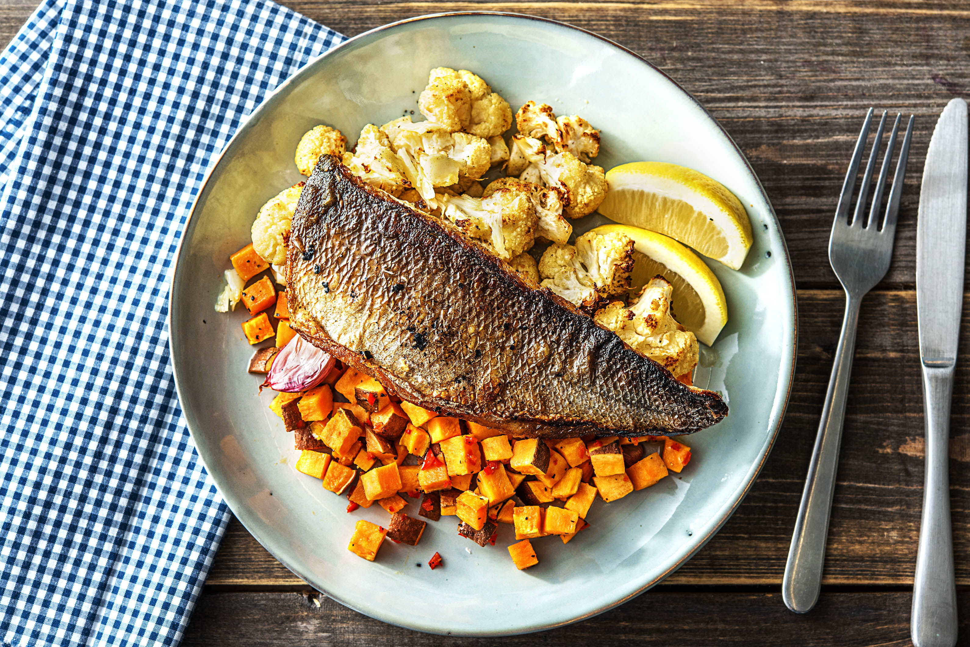 Bar poêlé et patates douces piquantes