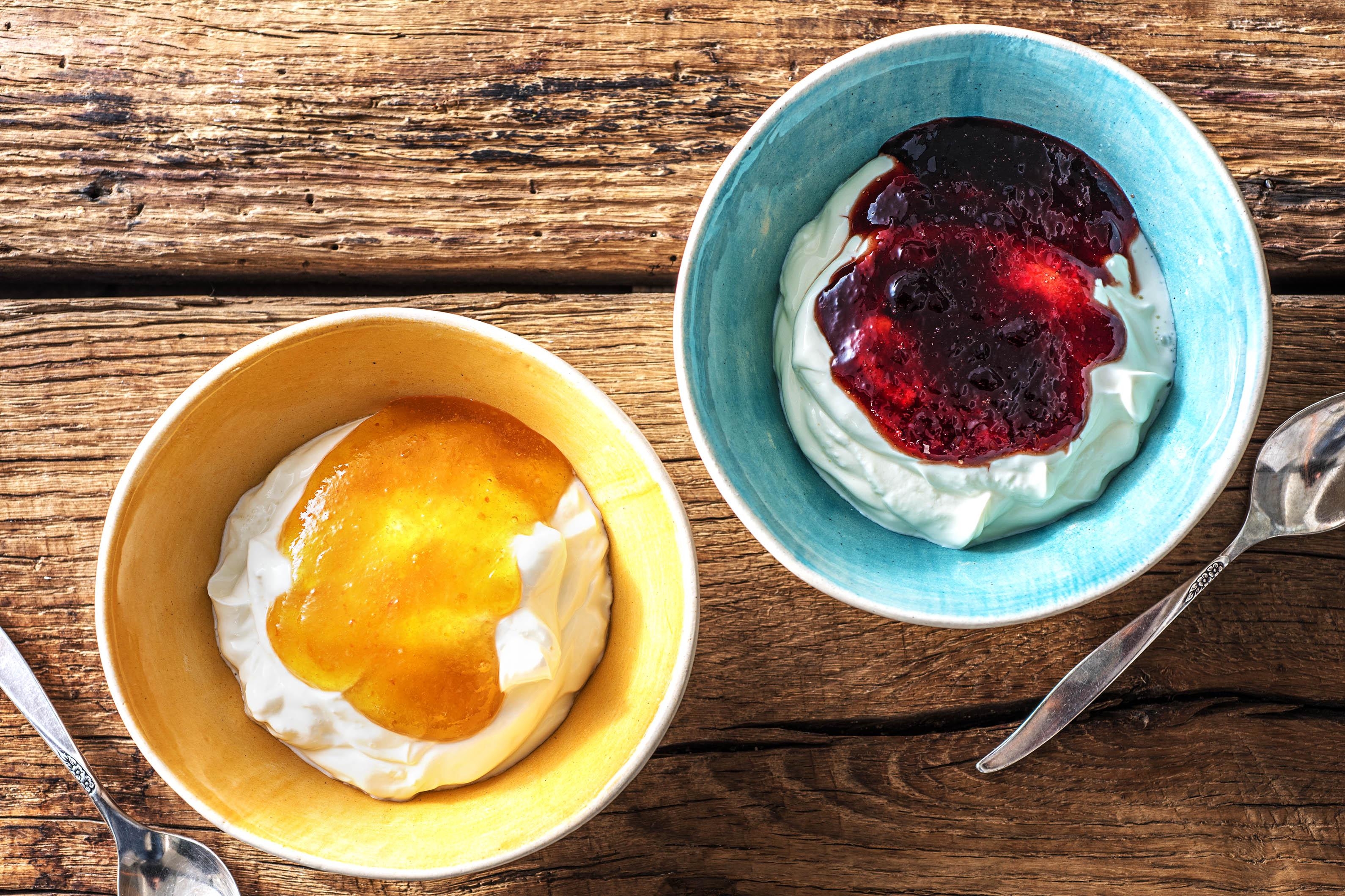 Twee bekers fruityoghurt: mango-vanille en bosbes (2 x 500gr / kant-en-klaar)