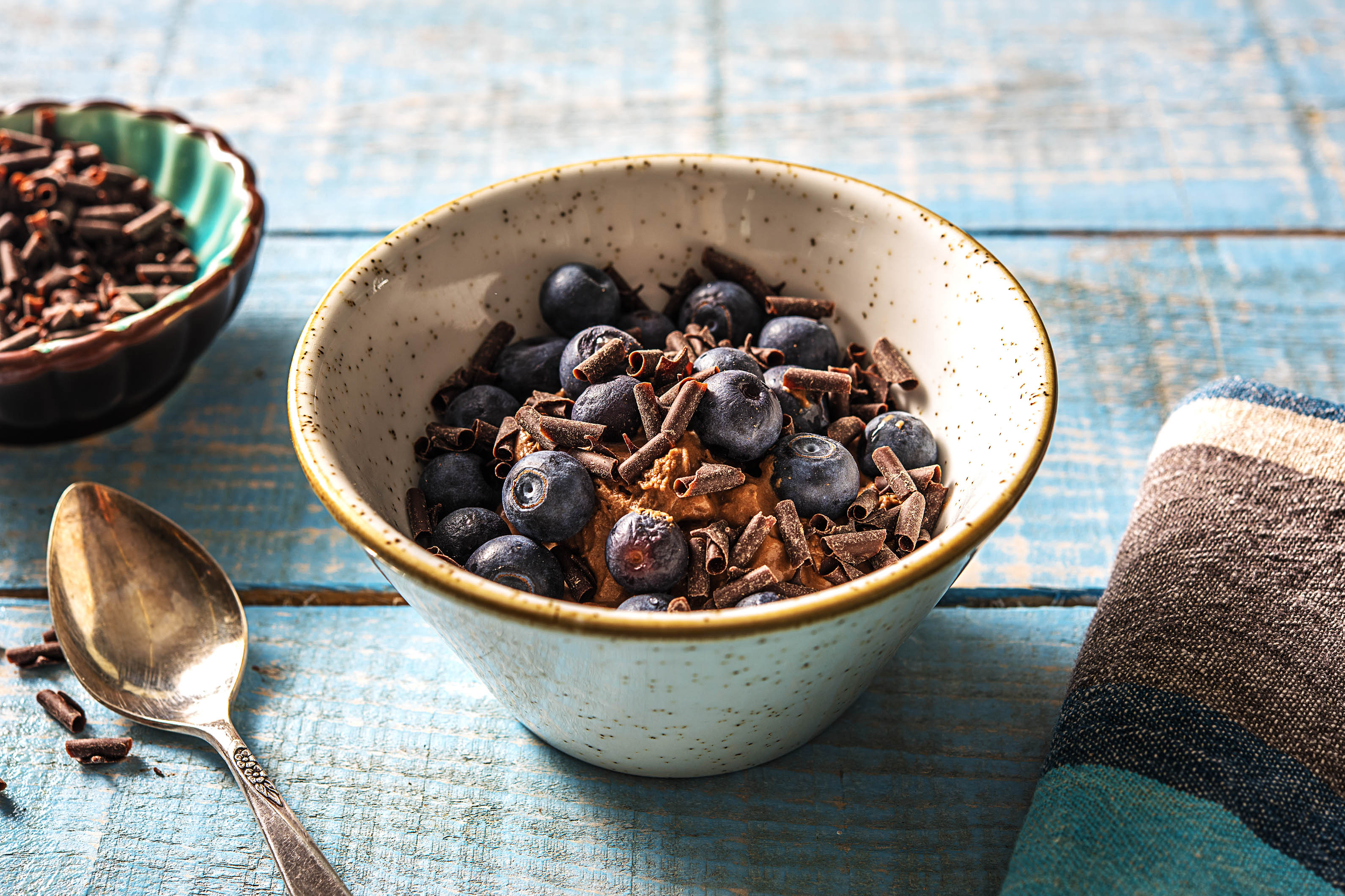 Supersnelle chocolademousse met verse blauwe bessen en chocovlokken (2x 80gr / kant-en-klaar)