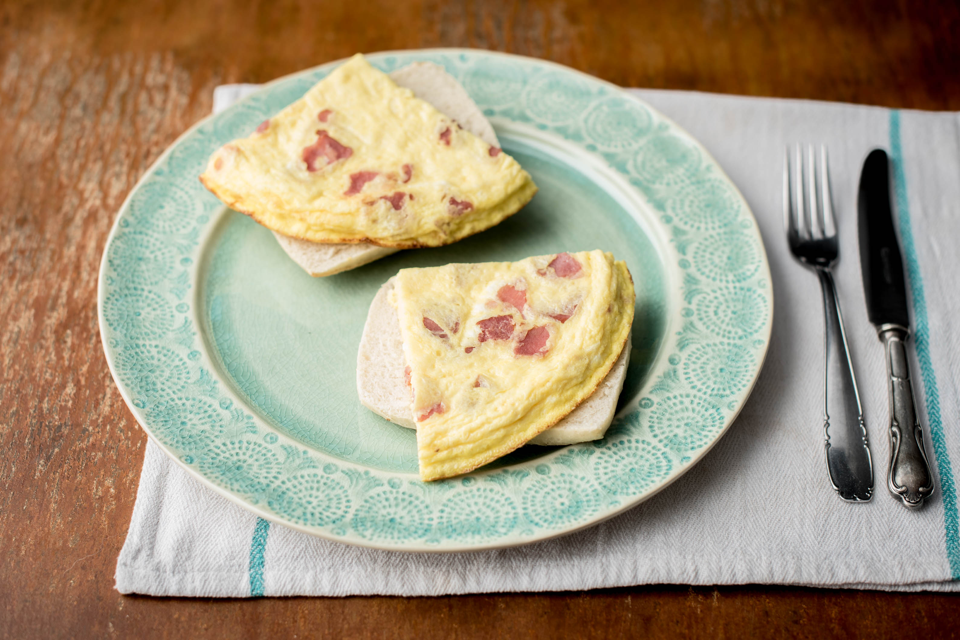 Petit pain au levain à l'omelette