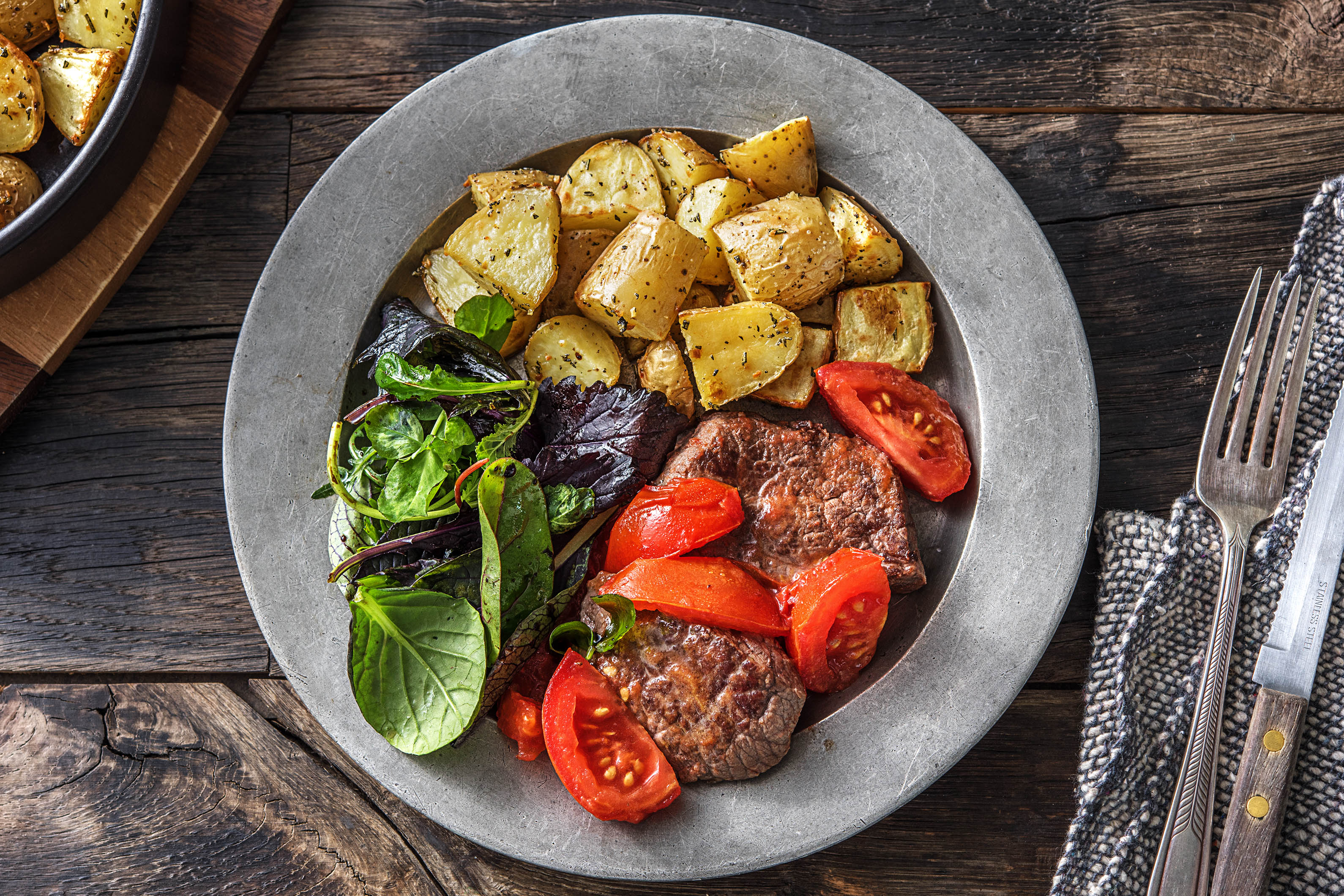 Rindersteak mit gedünsteten Tomaten,