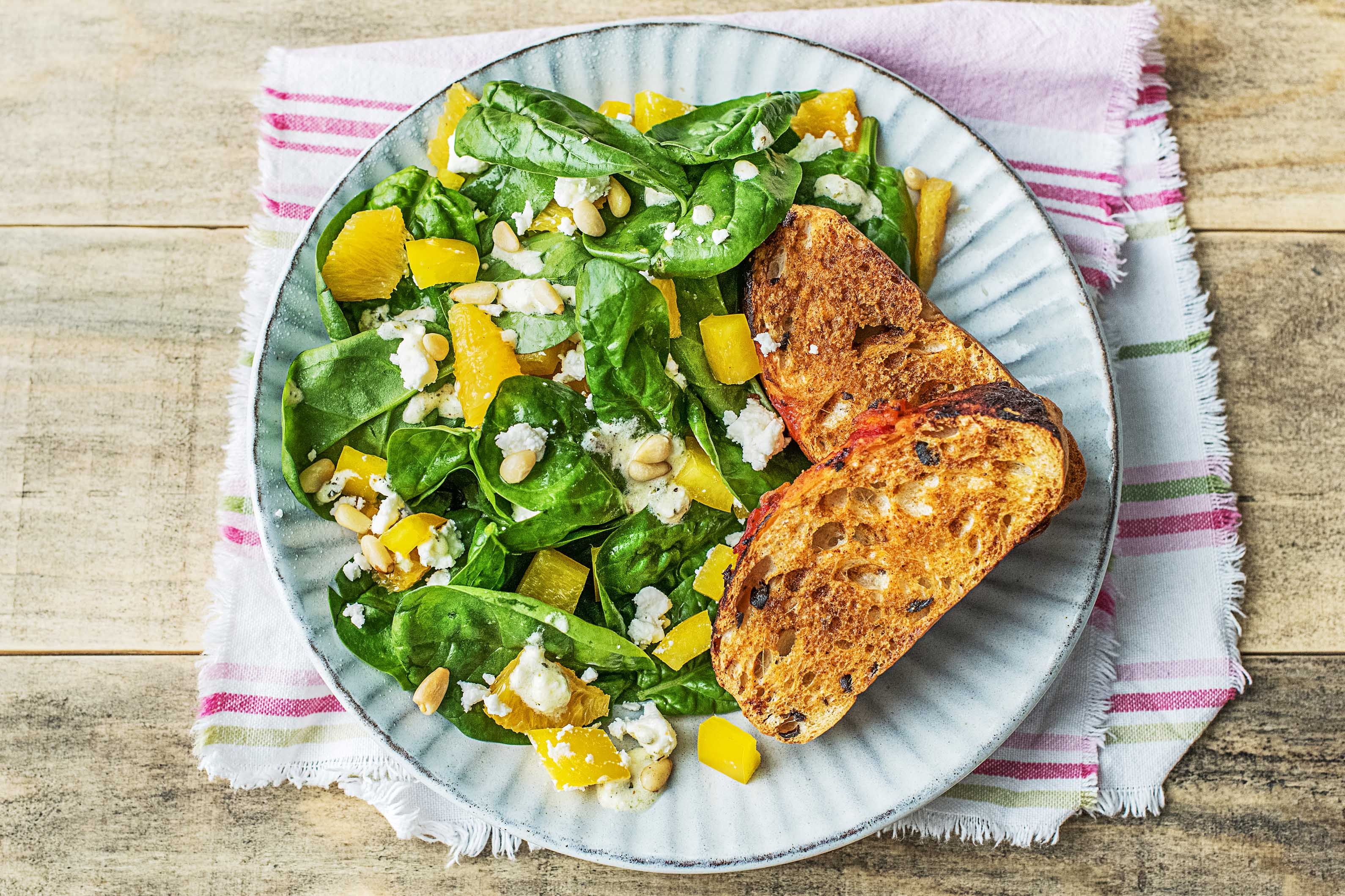 Sommerlicher Spinatsalat mit Hirtenkäse