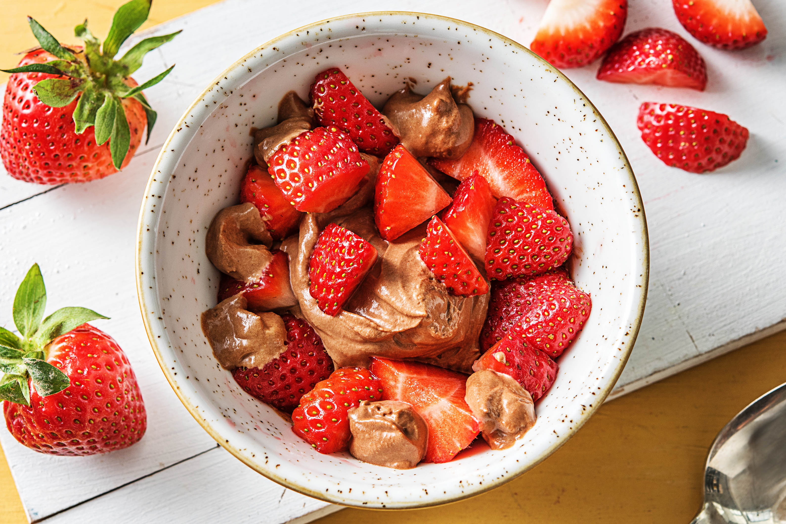 Supersnelle chocolademousse met verse aardbeien (2x 80gr / kant-en-klaar)