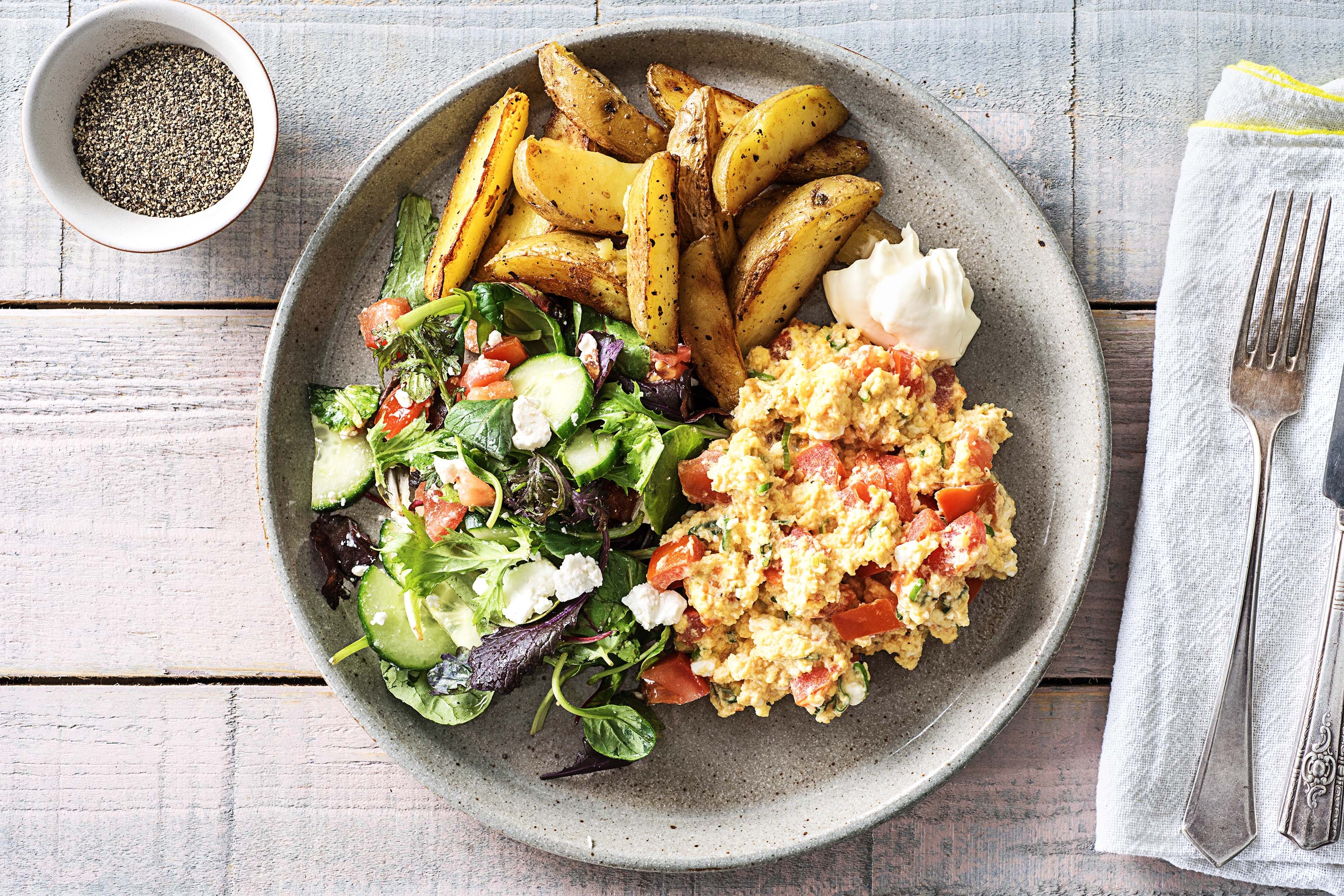 Brouillade d'œufs richement garnie et salade