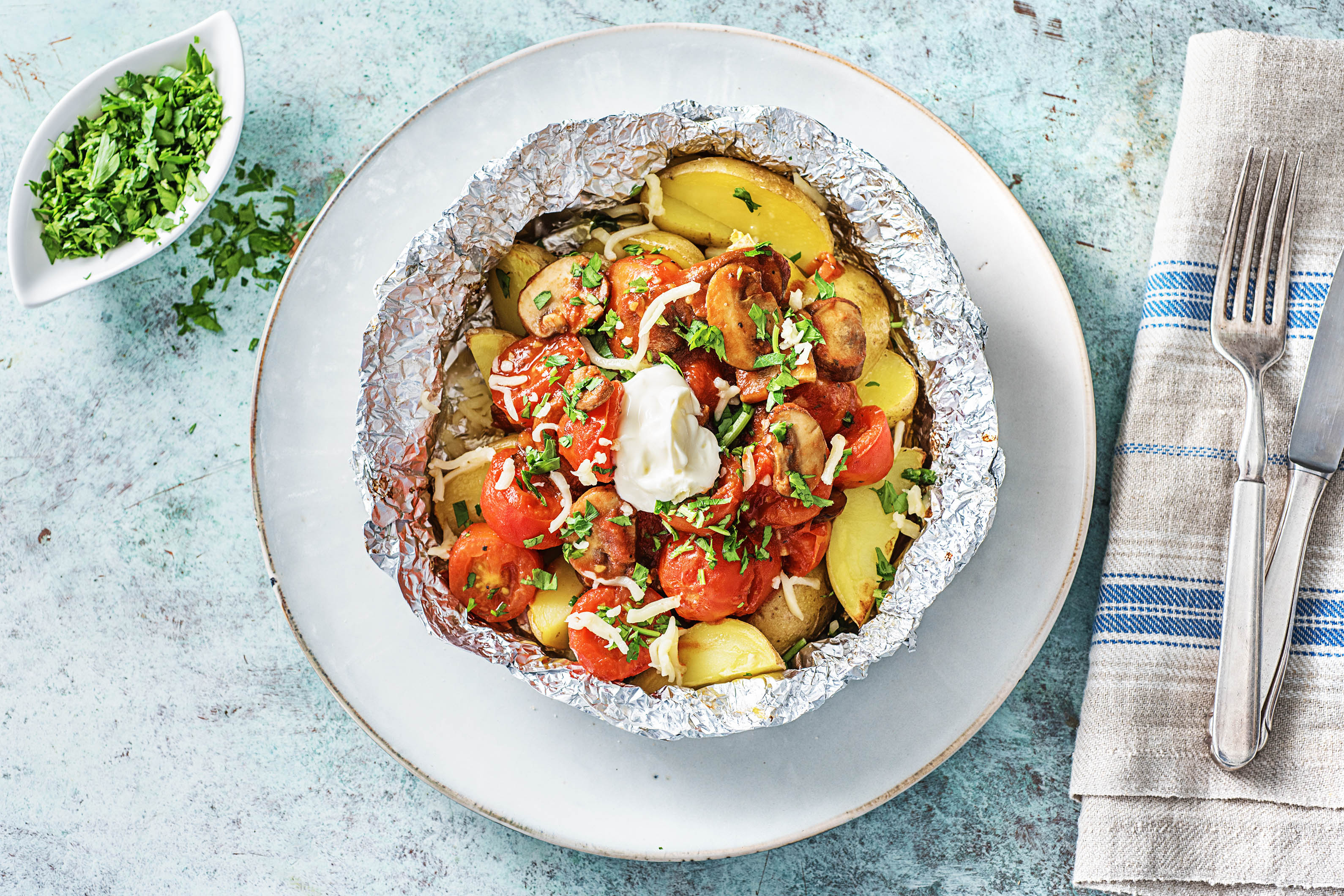 Gepofte aardappelen met tomatensaus