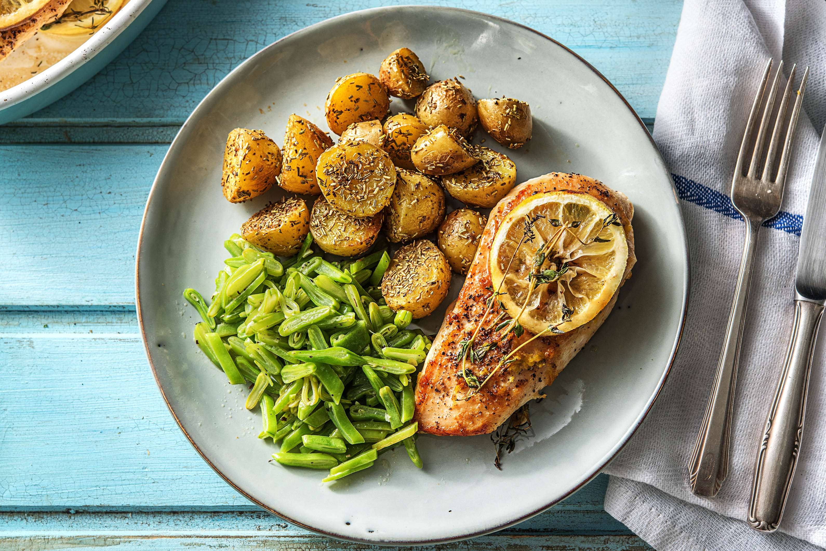 Filet de poulet au thym et au citron cuit au four