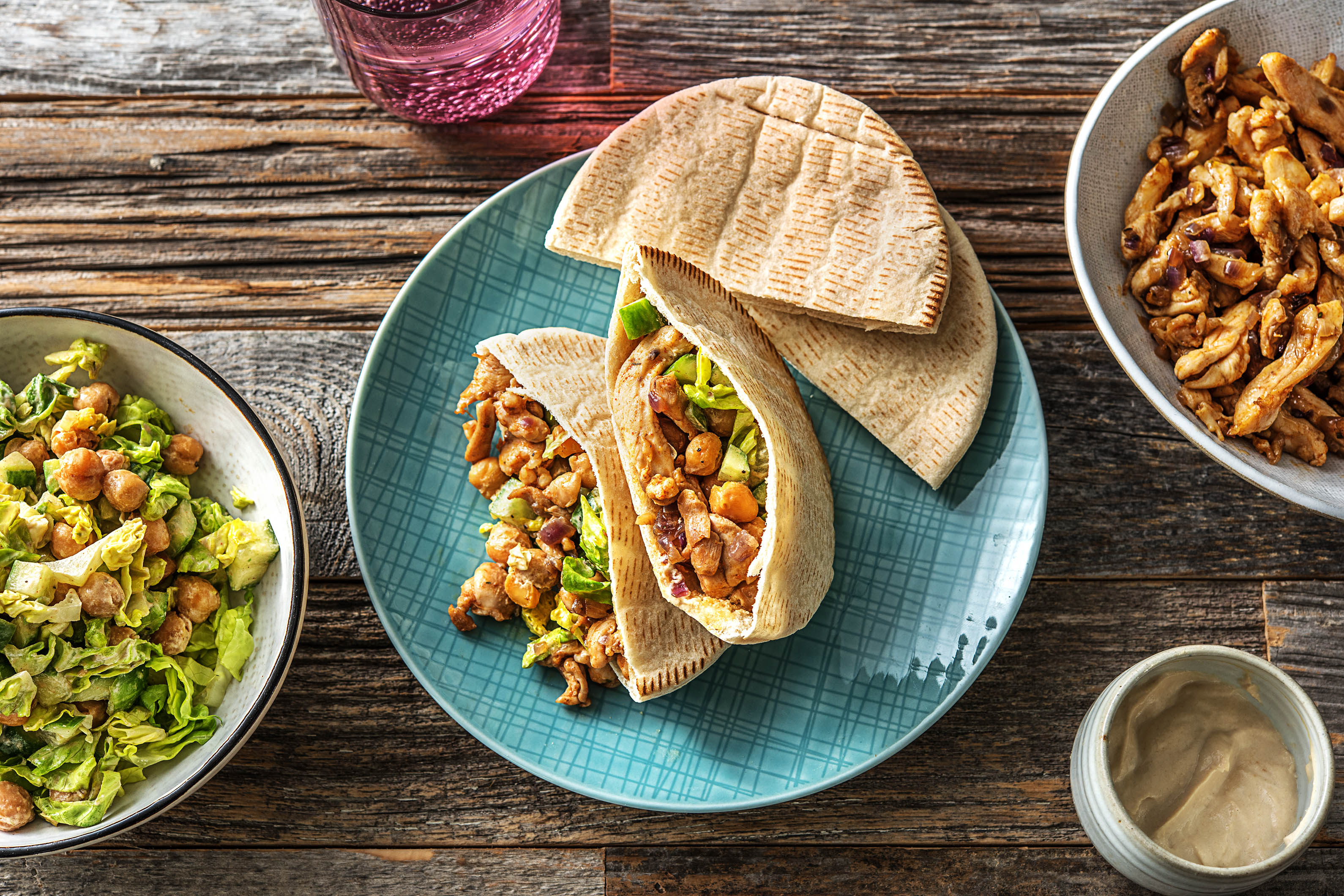 Pitas au poulet épicé et salade