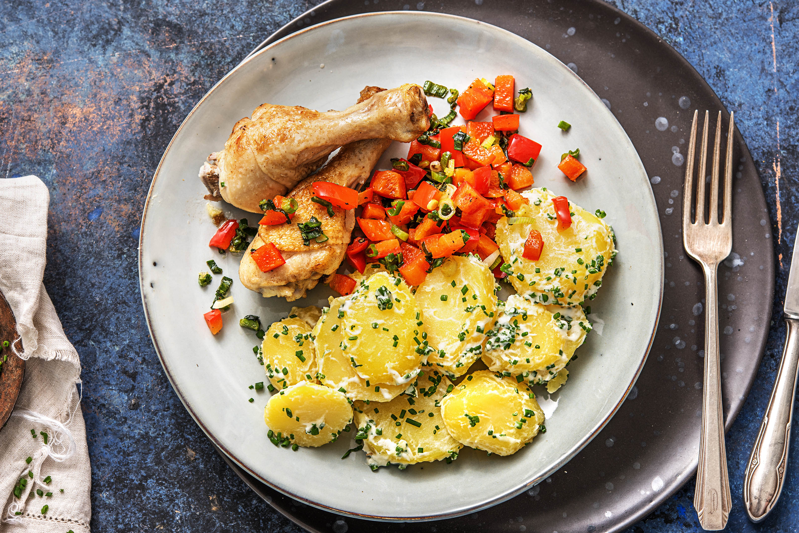 Koude aardappelsalade met kipdrumsticks