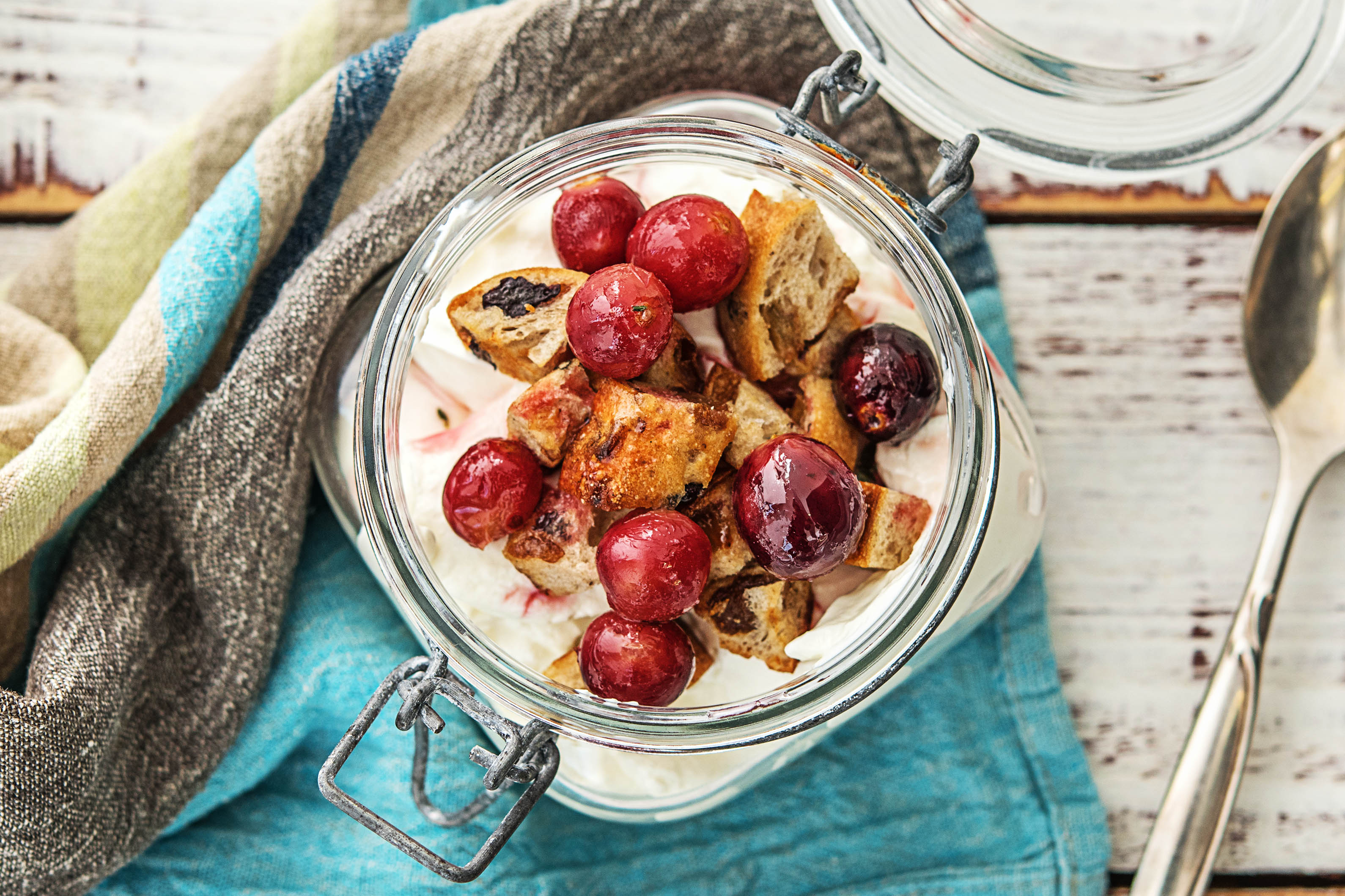 Geroosterde rode druiven met citroentijm