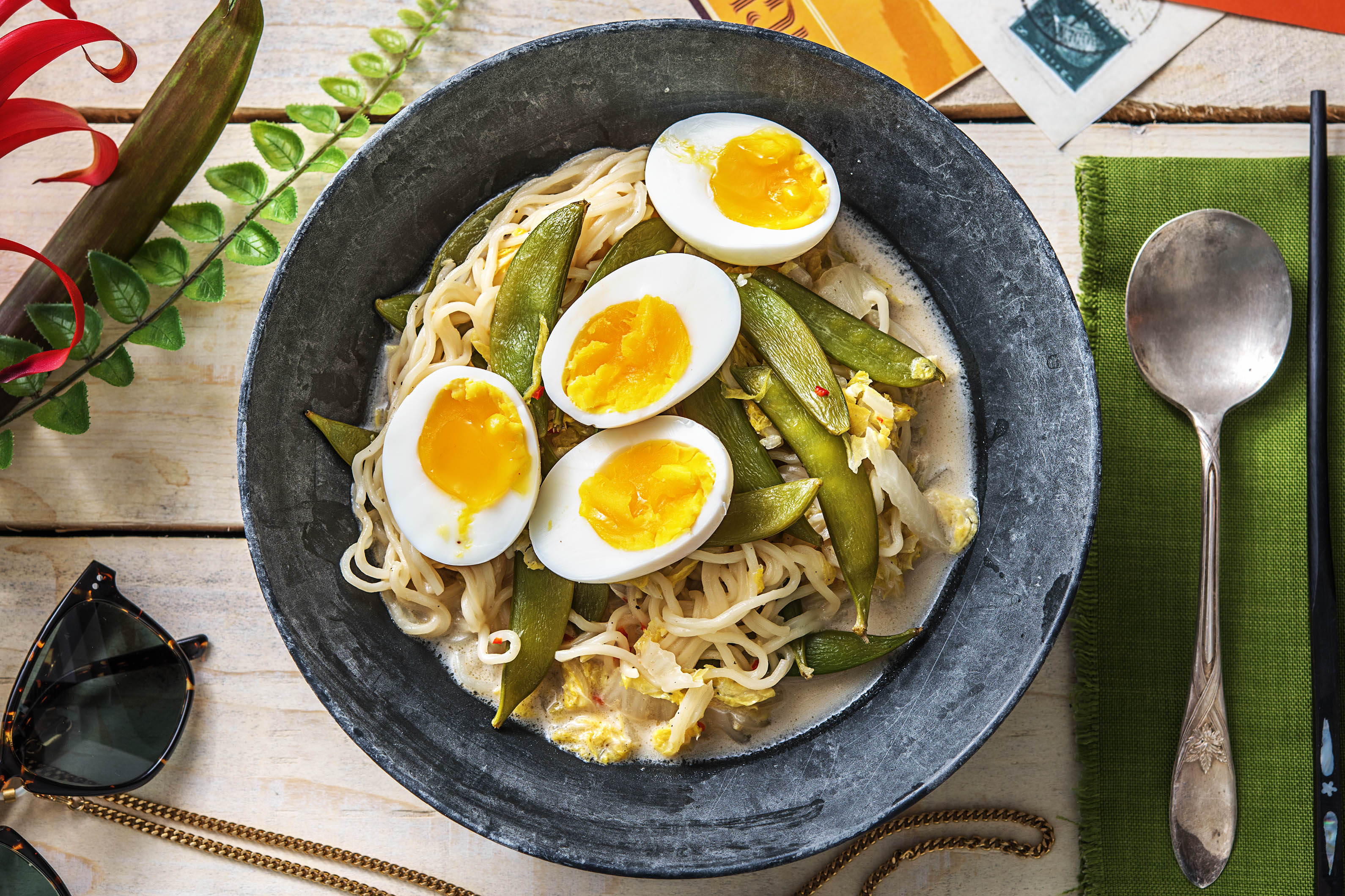 Soupe de nouilles à la noix de coco et aux sugar snaps