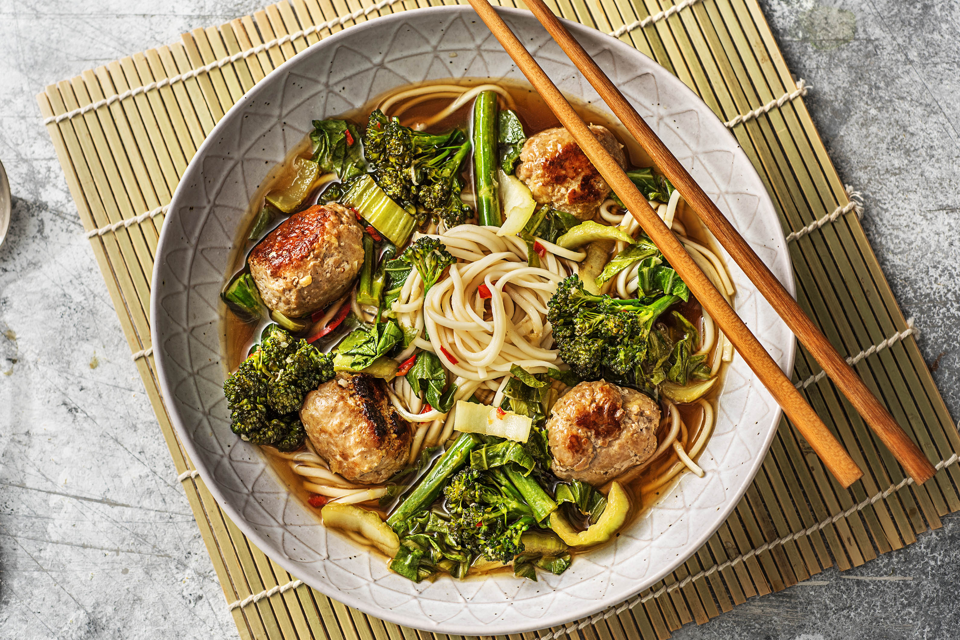 Licht pittige bouillon met gehaktballetjes