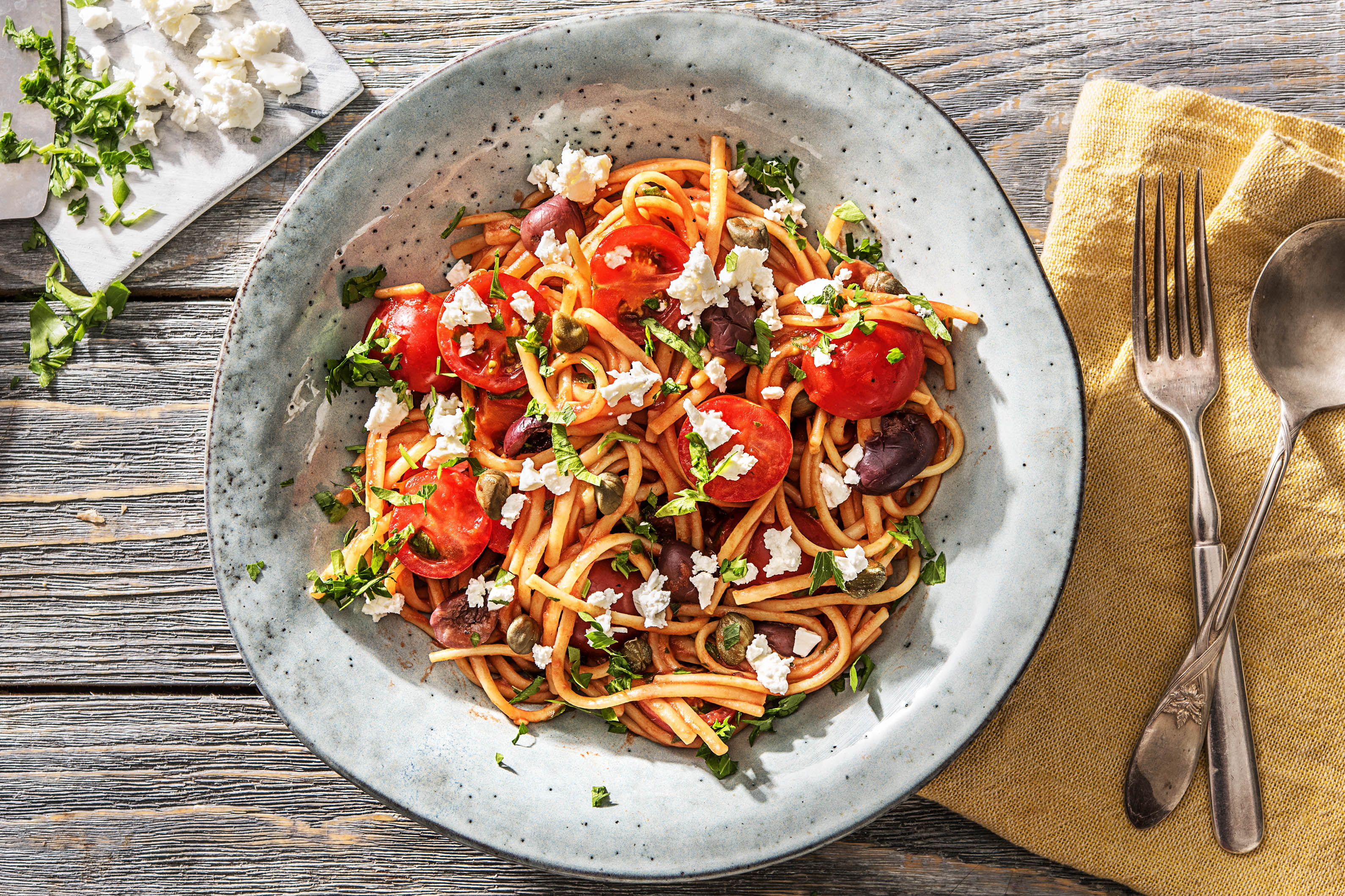 Linguine aux tomates cerises, aux câpres et aux olives