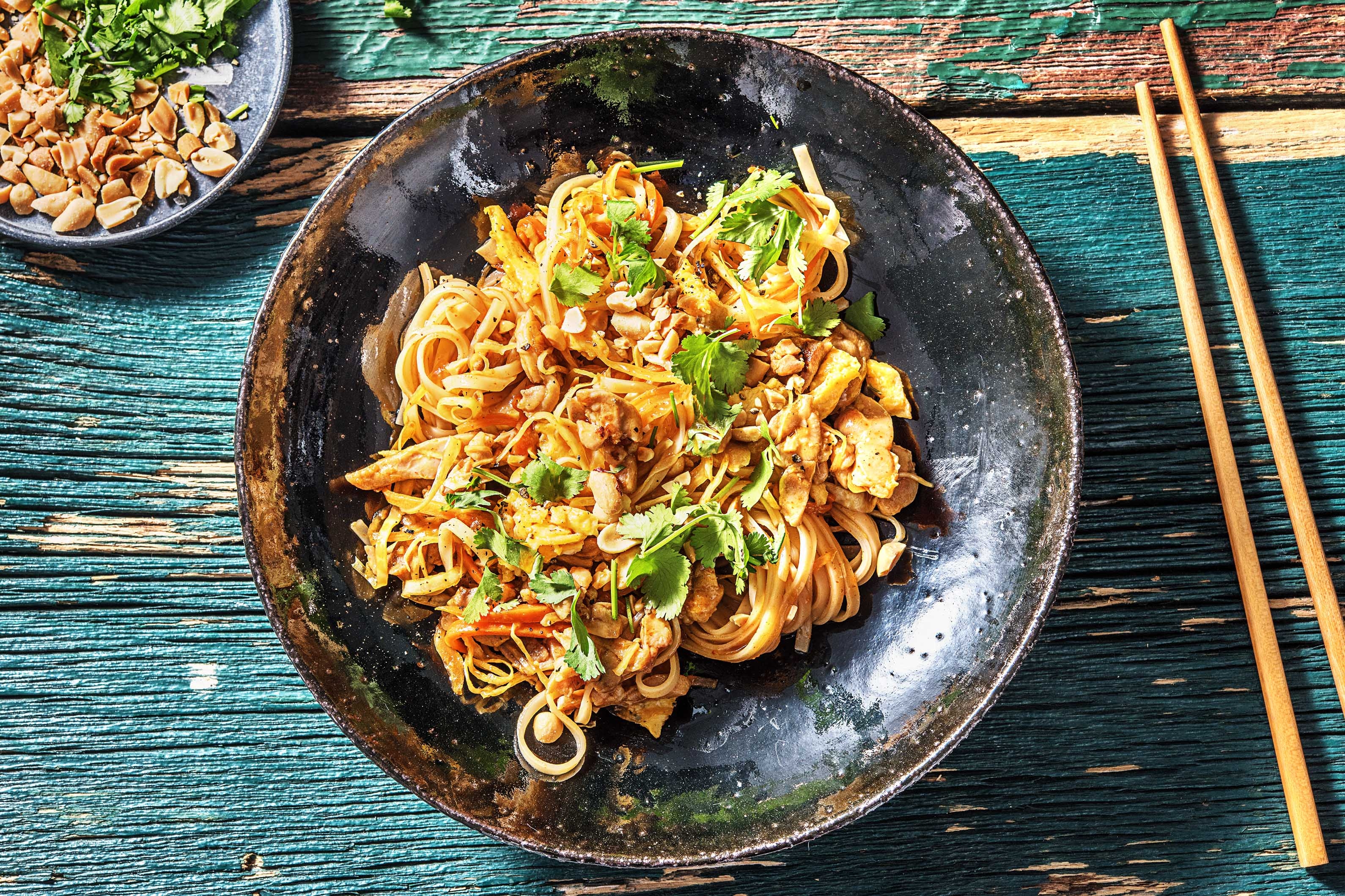 Pad thaï : poulet, nouilles et oeufs brouillés