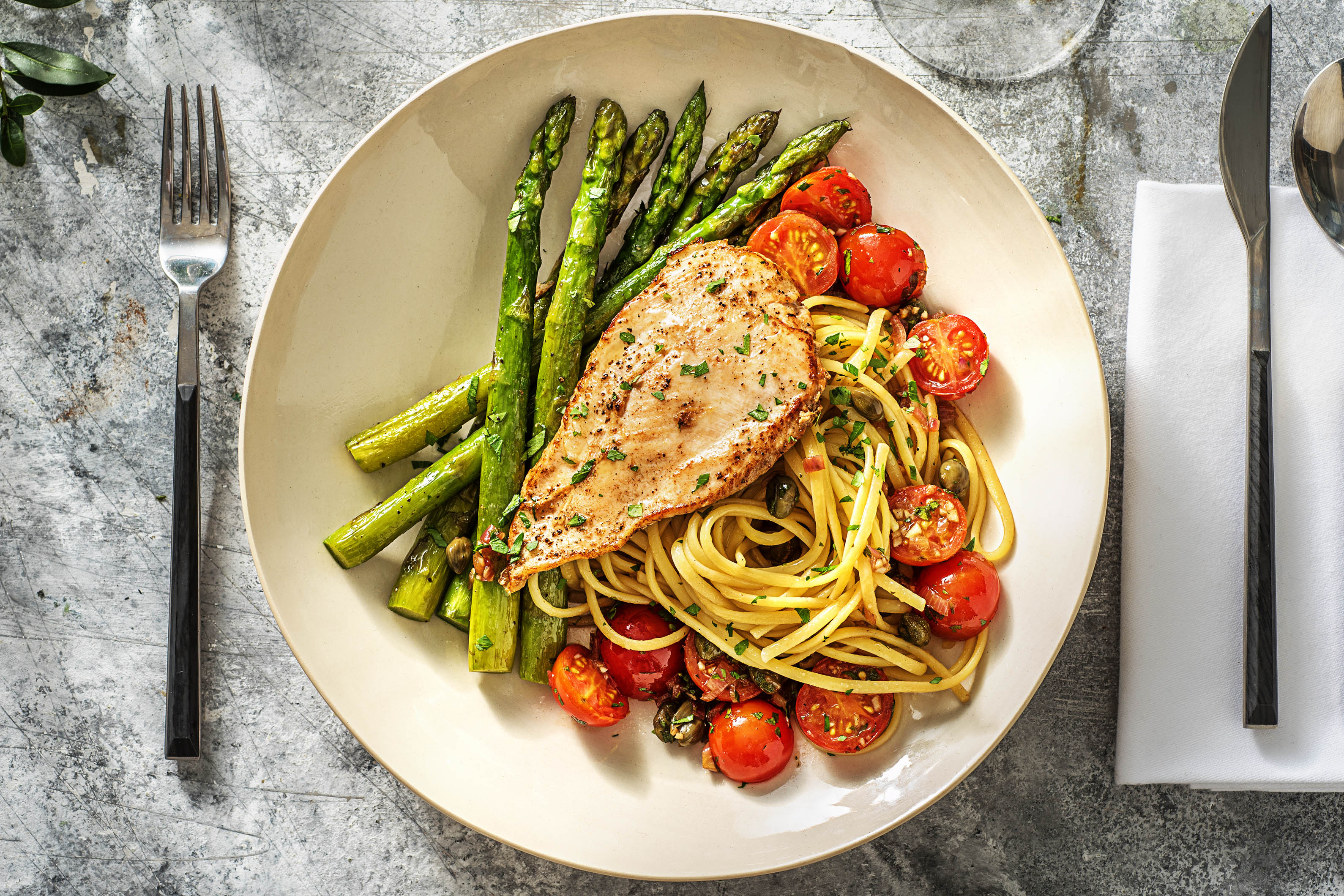 Kip piccata met groene asperges en linguine