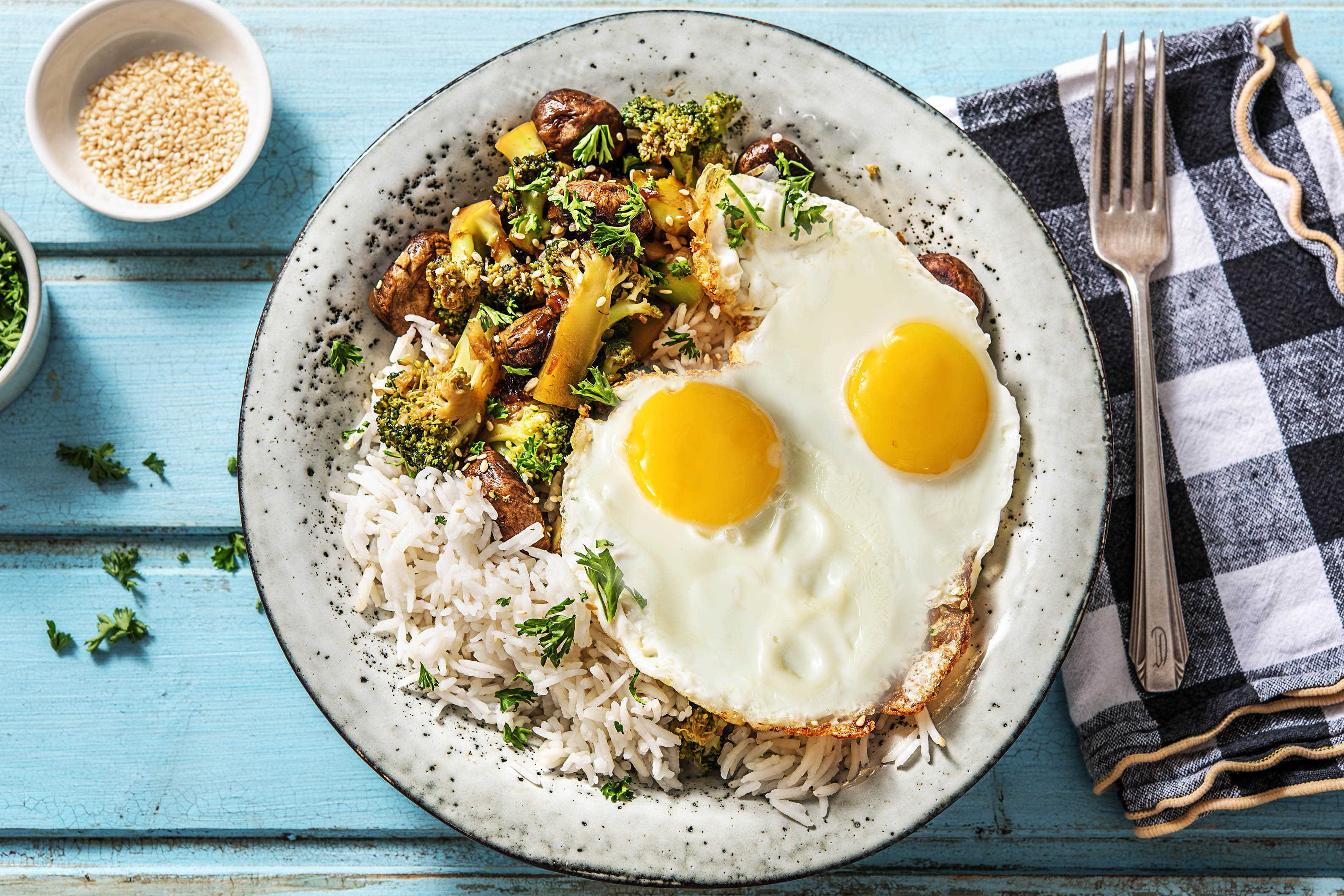 Légumes à la sauce soja sucrée et œuf au plat