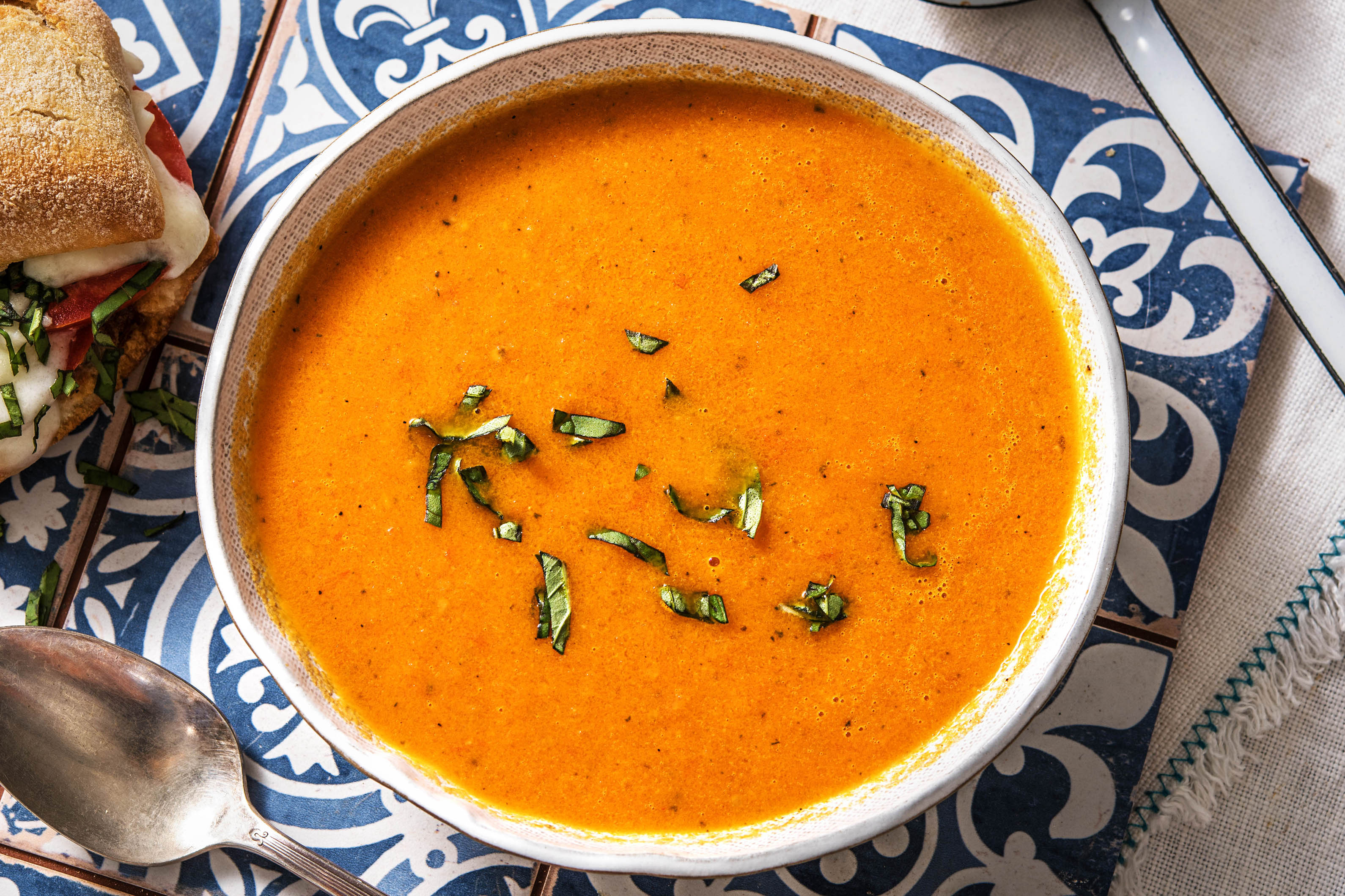 Soupe de tomate et petit pain chaud à la mozzarella de bufflonne