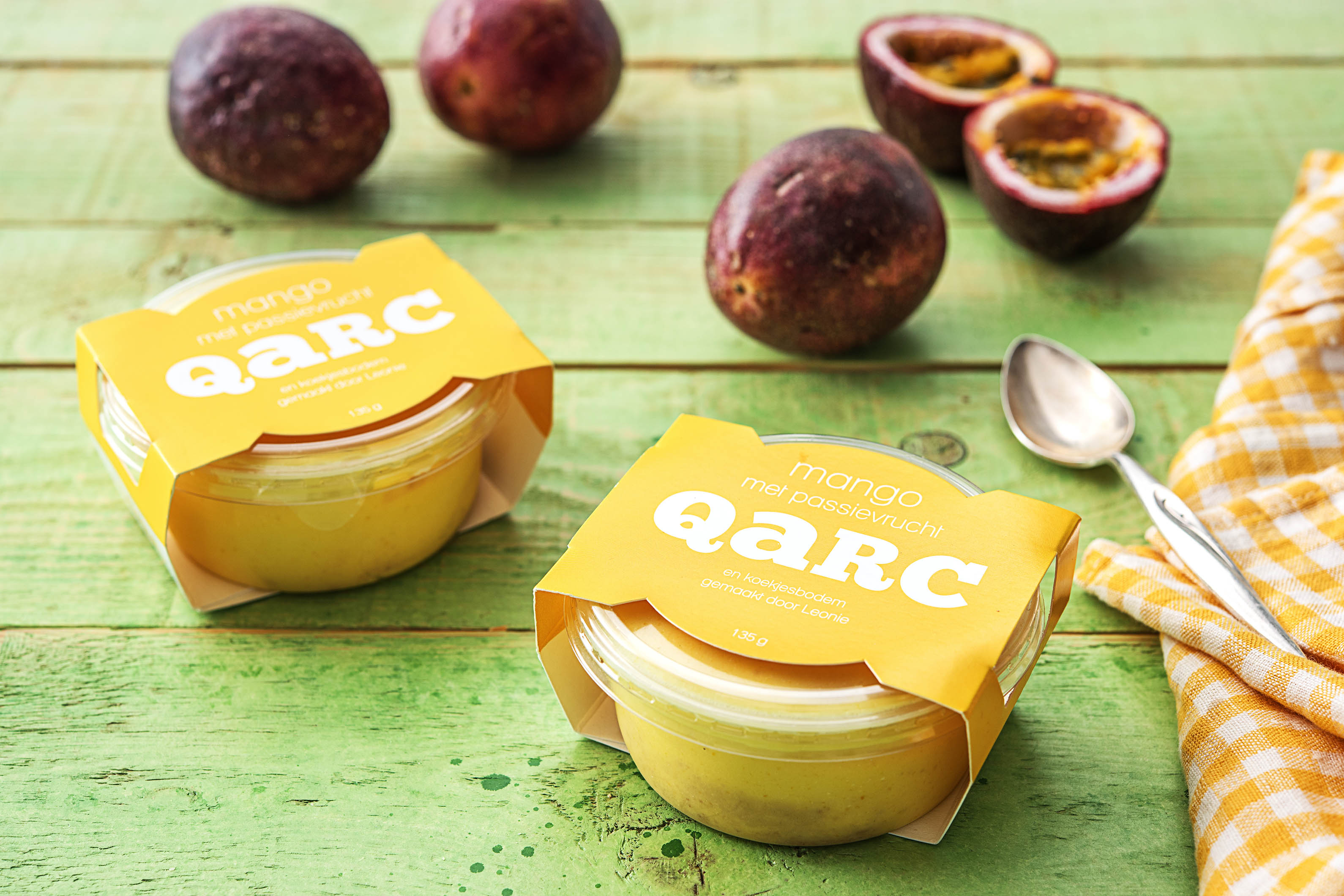 Boeren-mangokwark met koekjesbodem en passievrucht