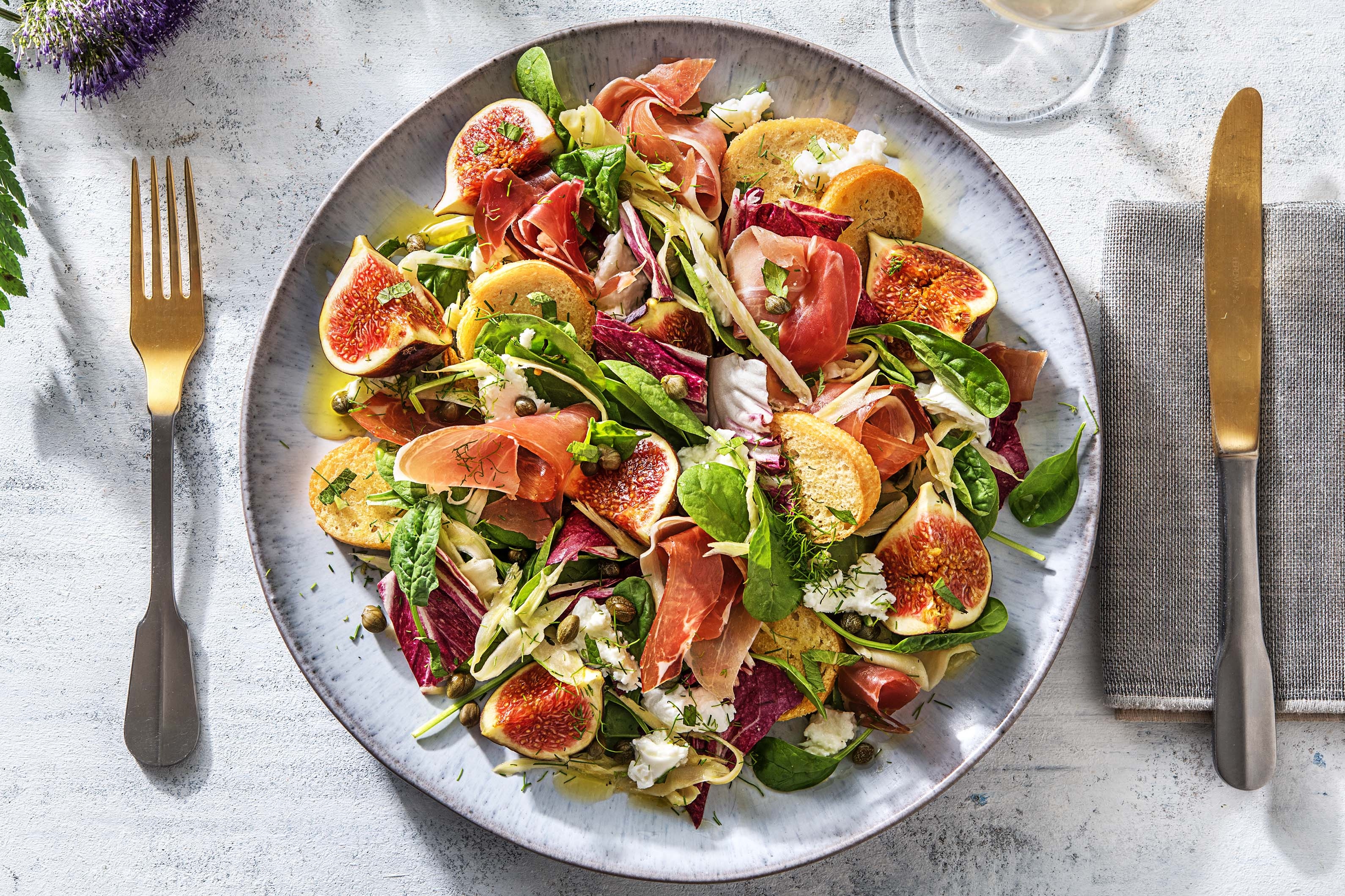 Salade à la mozzarella de bufflonne, aux figues et au jambon serrano