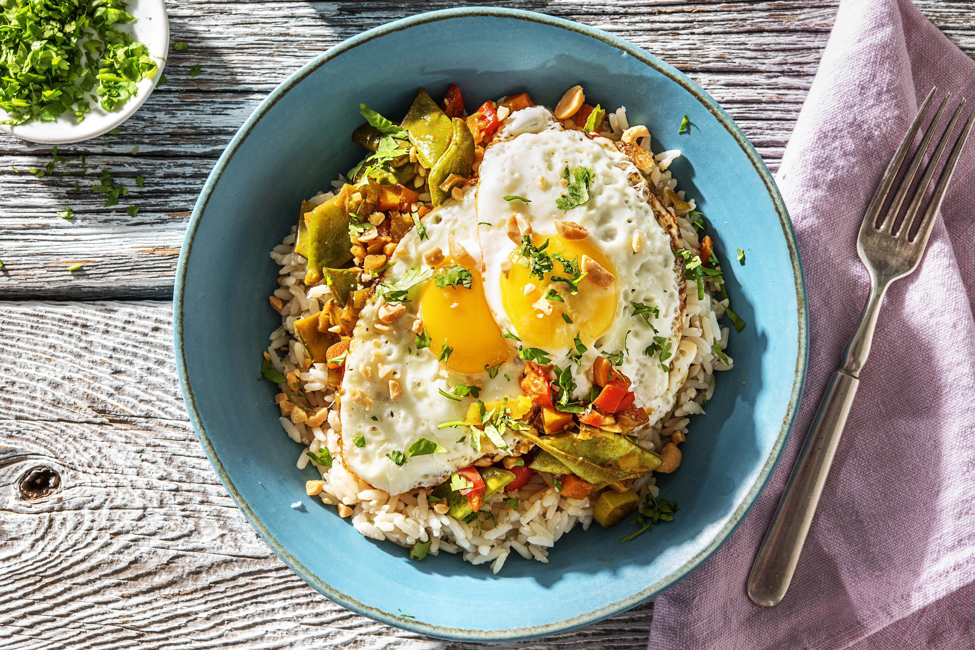 Riz à la noix de coco, sauce aux cacahuètes et légumes à l'étuvée