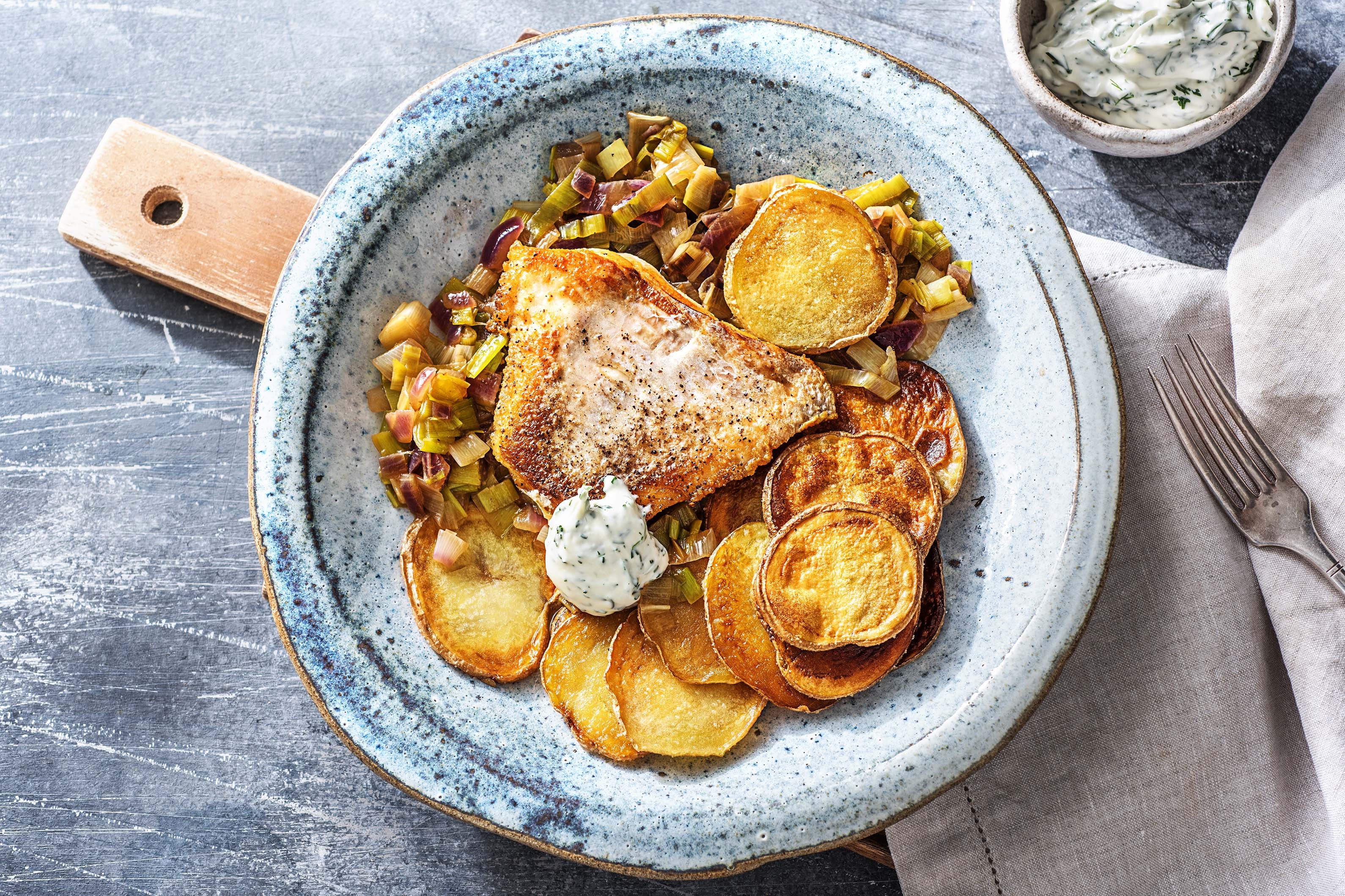 Victoriabaarsfilet met aardappelschijfjes en prei