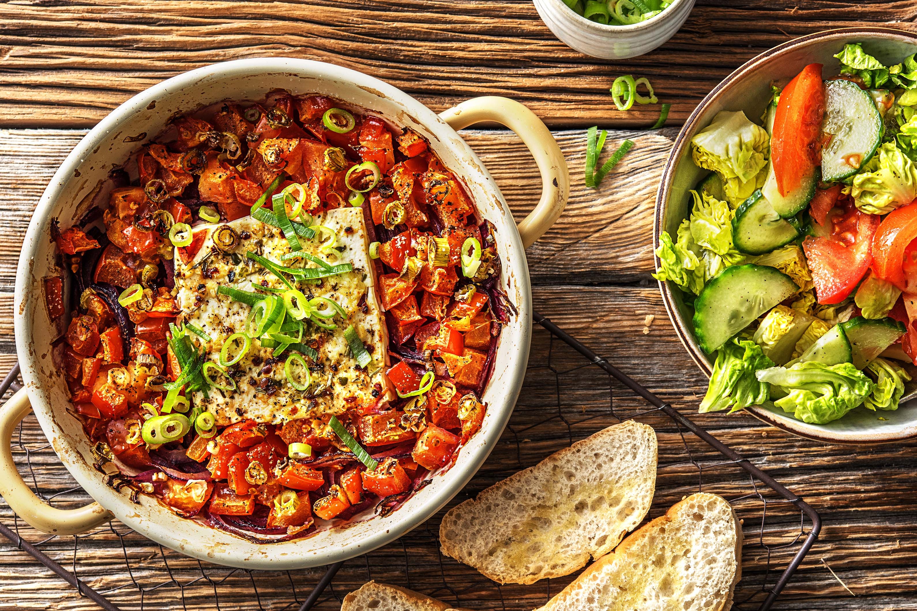 Gebackener Hirtenkäse an Tomatengemüse