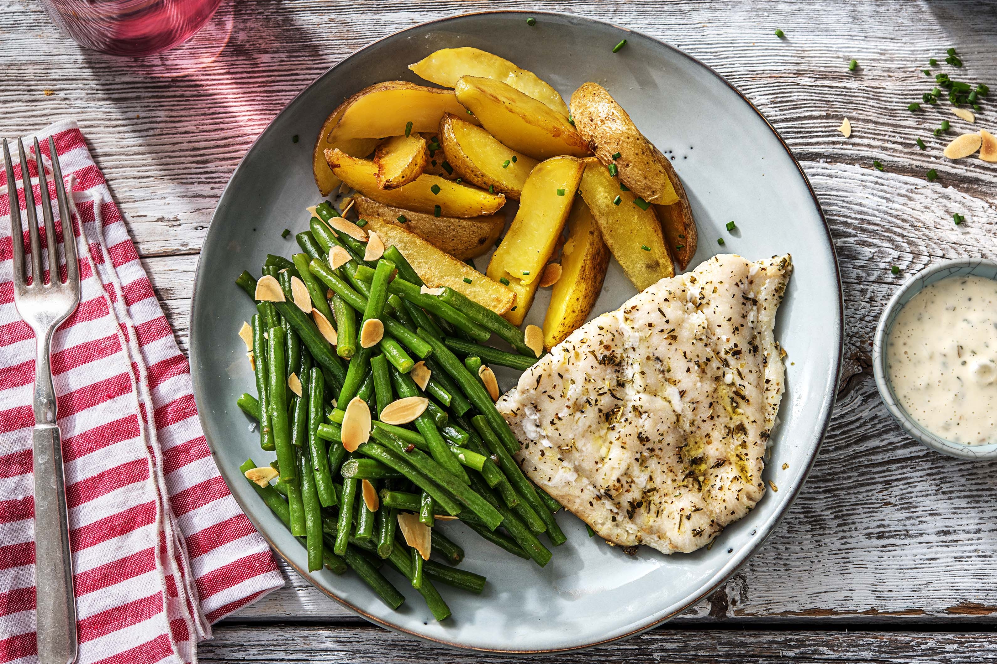 Colin mariné aux herbes du jardin